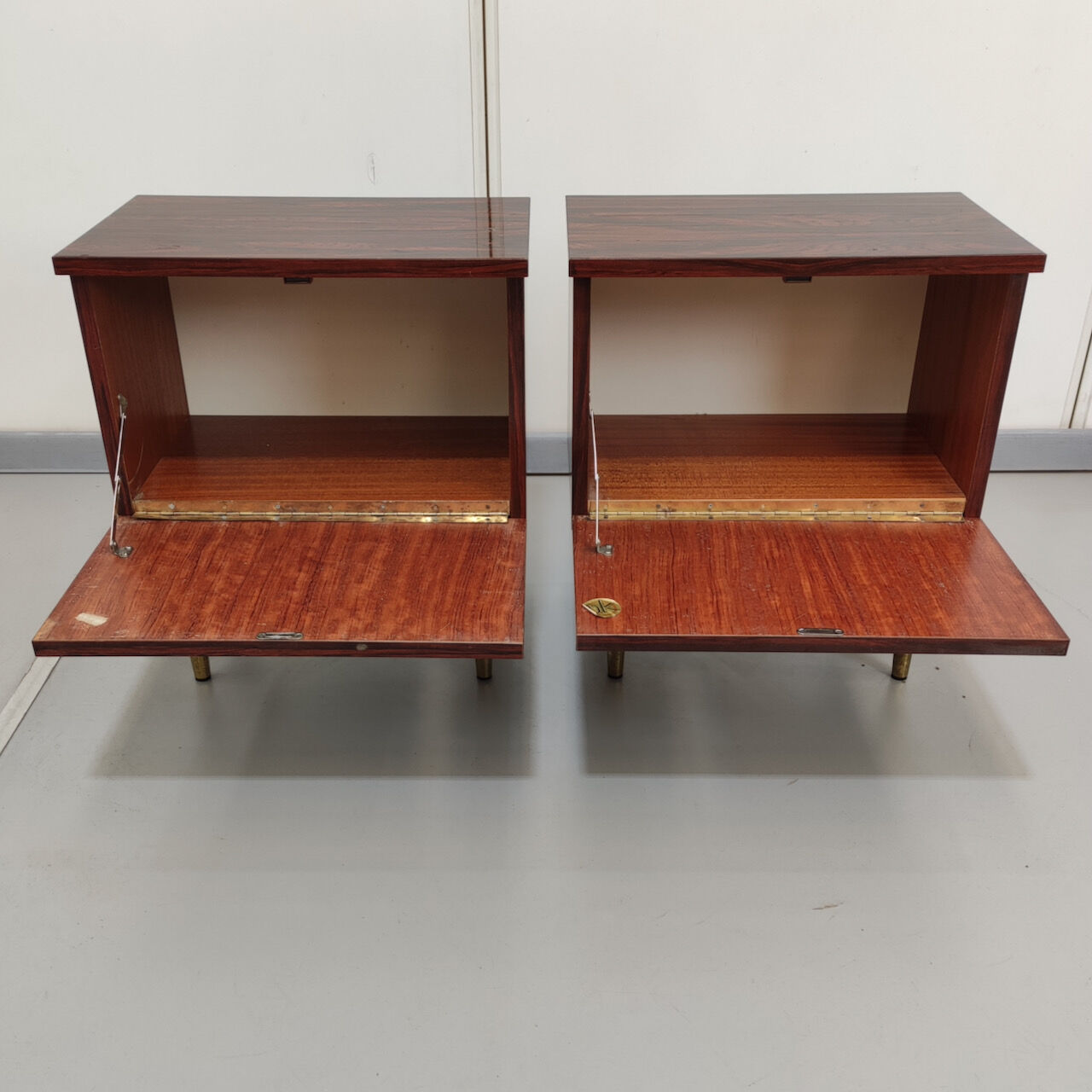 Paire de tables de chevet en placage de palissandre vintage