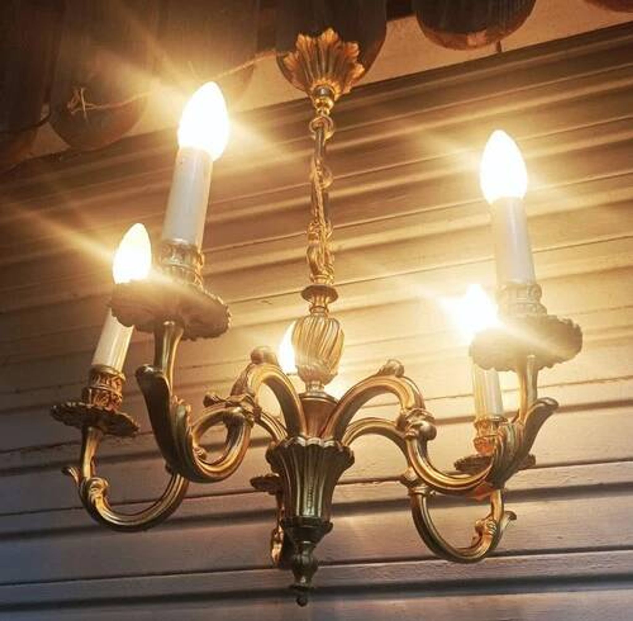 Antique gilded bronze chandelier in Louis XVI style, 5 lights, in working condition.