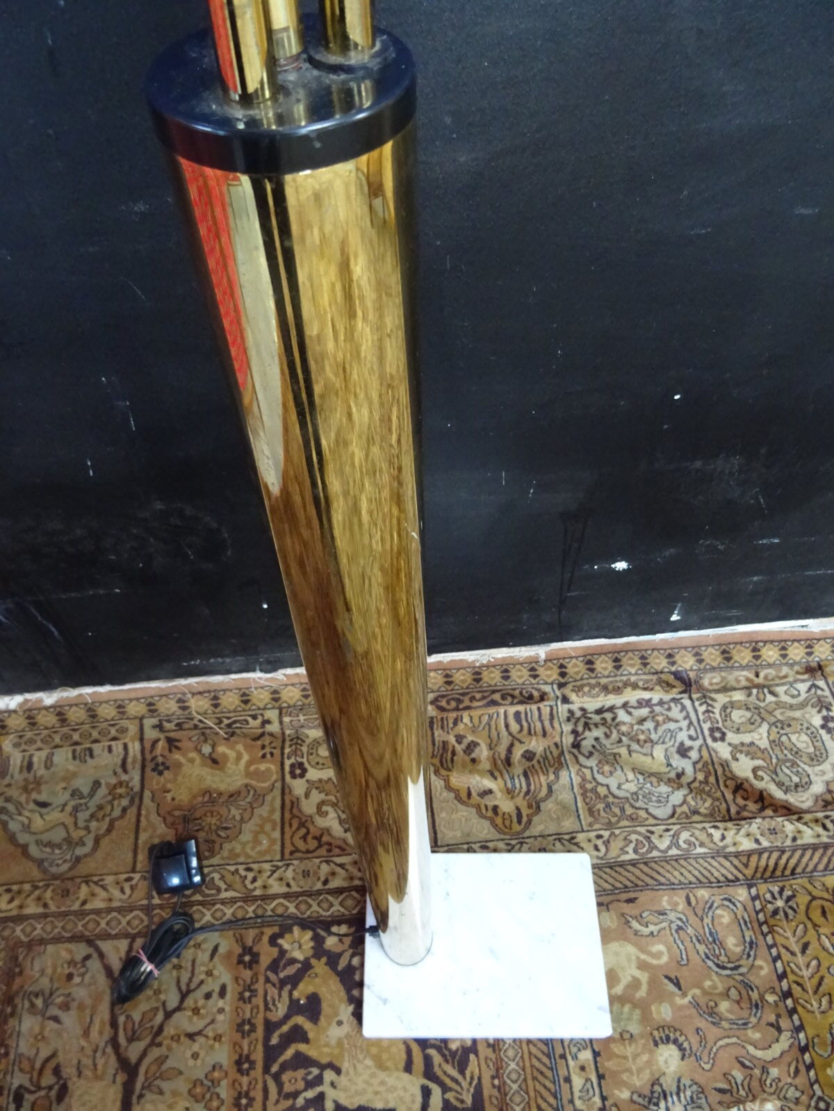 Lamppost thrush golden metal