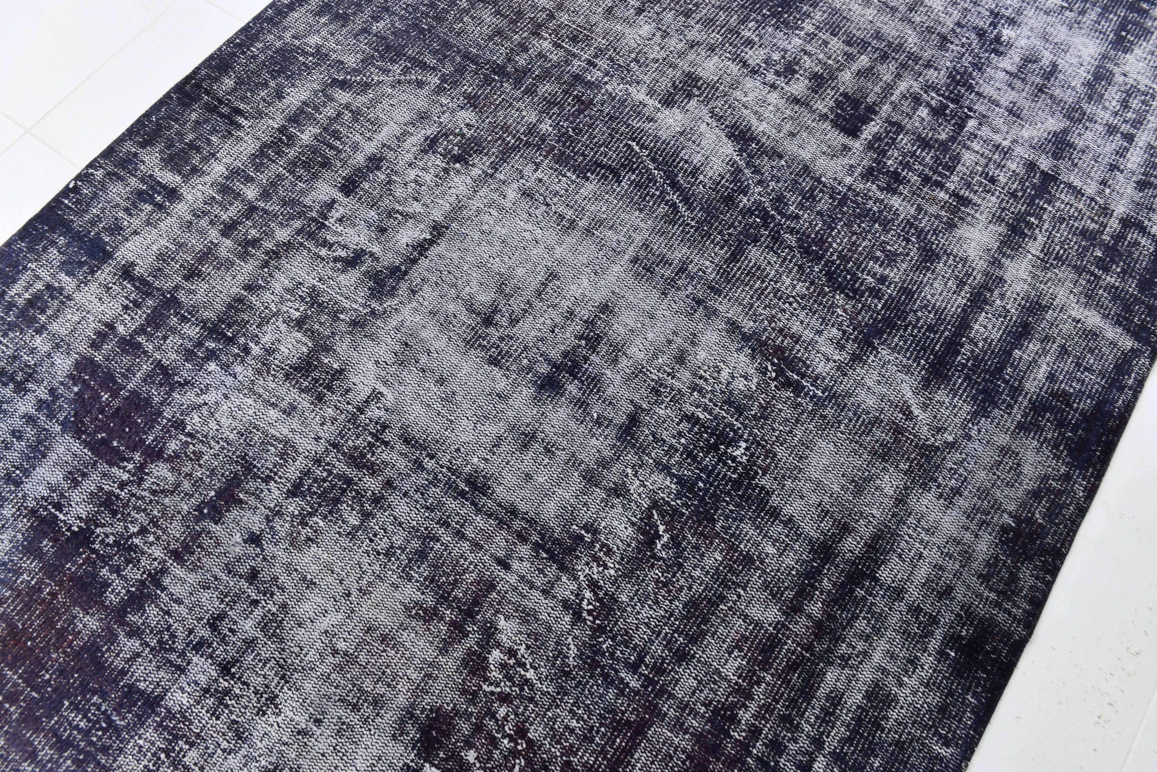 170x275 cm Dark Purpel vintage carpet, distressed dark purpel old carpet.