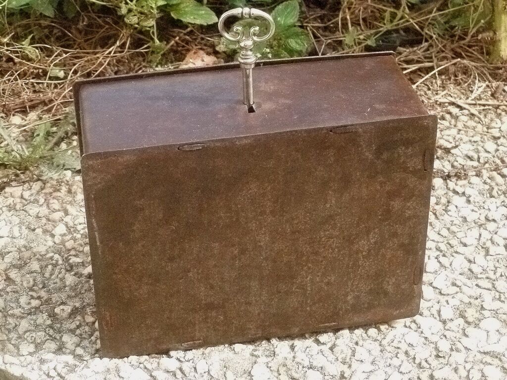 Cash register, metal safe with key