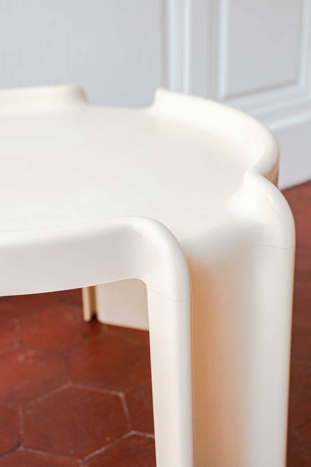 Kartell 4905 beige coffee table design by Giotto Stoppino