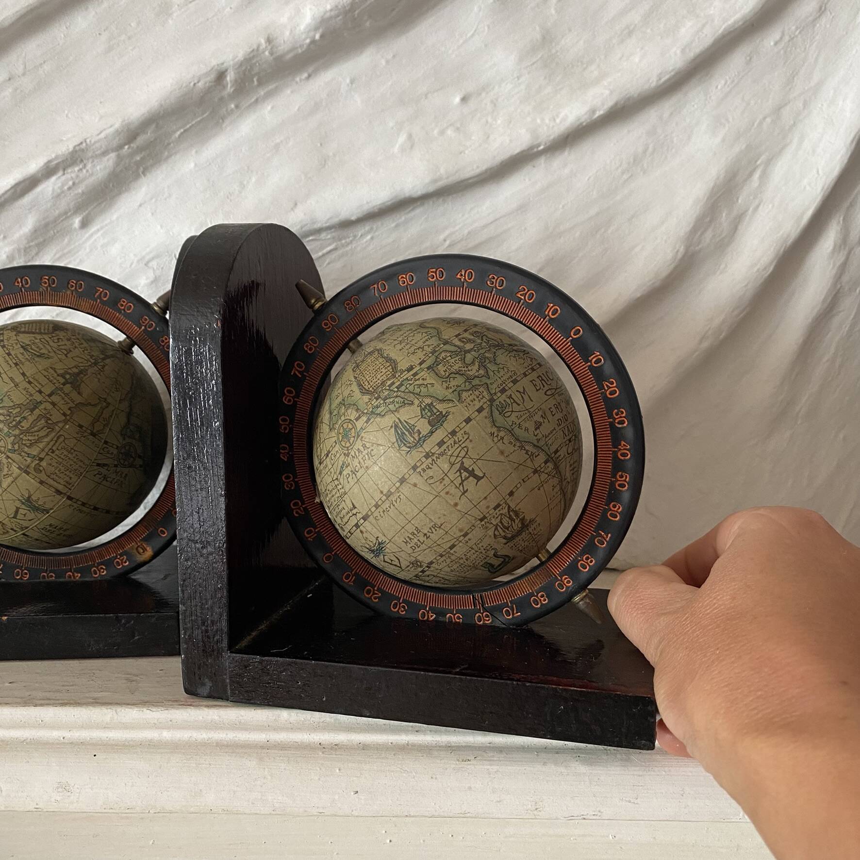 Serre livres mappemonde globes terrestre