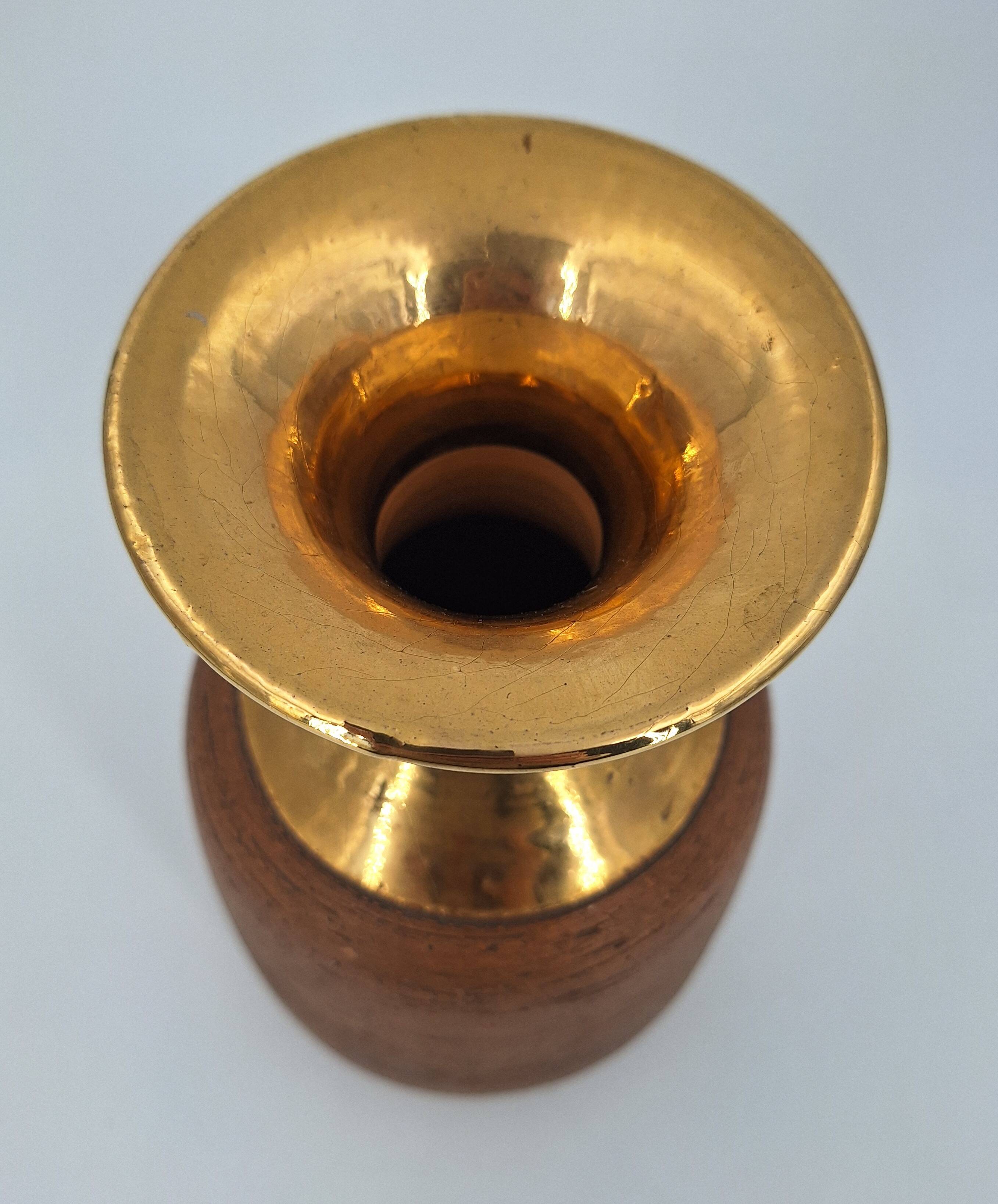 Vase in raw chamotte sandstone enameled with gold, Italy, Bitossi for Raymor, circa 1960/1970