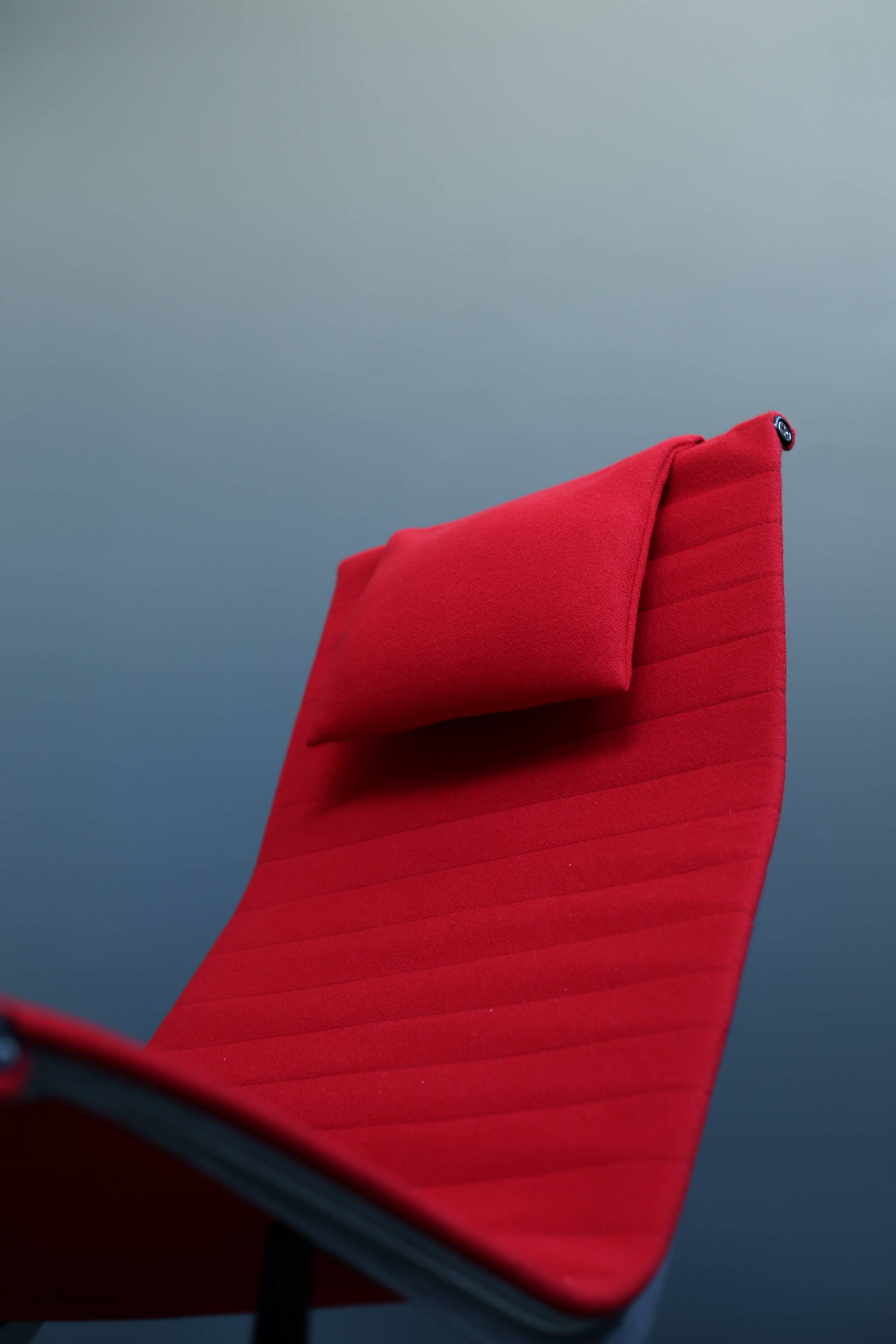 Aluminum Lounge Chair EA125 by Charles & Ray Eames for HERMAN MILLER