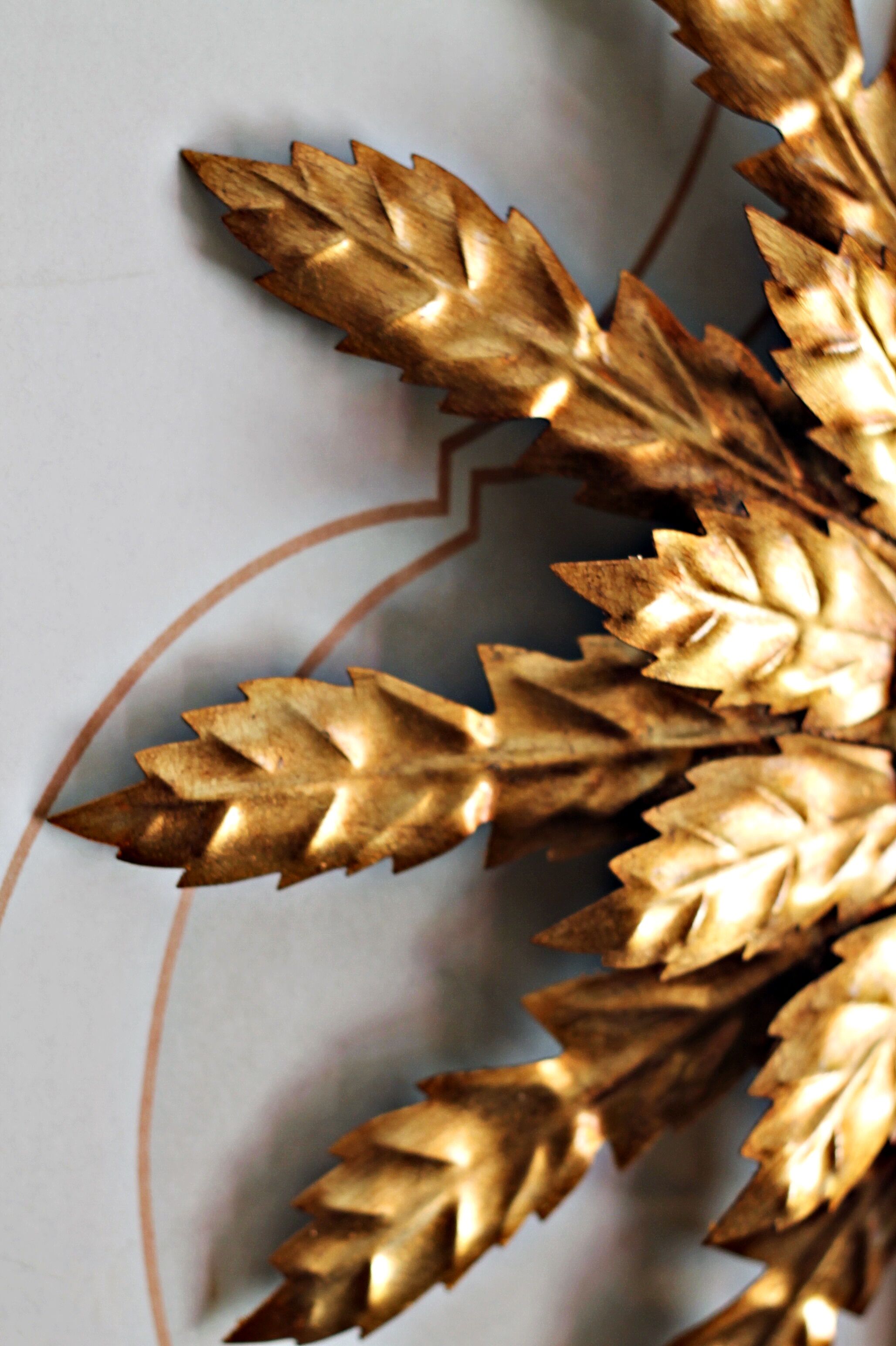 Miroir de forge et feuille d’or