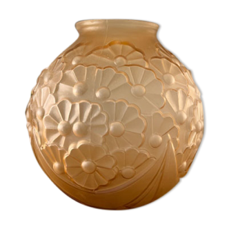 Art Deco ball vase, daisy decoration