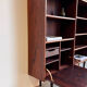 Bibliothèque vintage en palissandre avec porte à rabat.