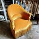 Fauteuil crapaud en velours ocre