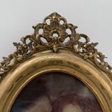 Oval frame with pediment in wood and gilded plaster, 19th century