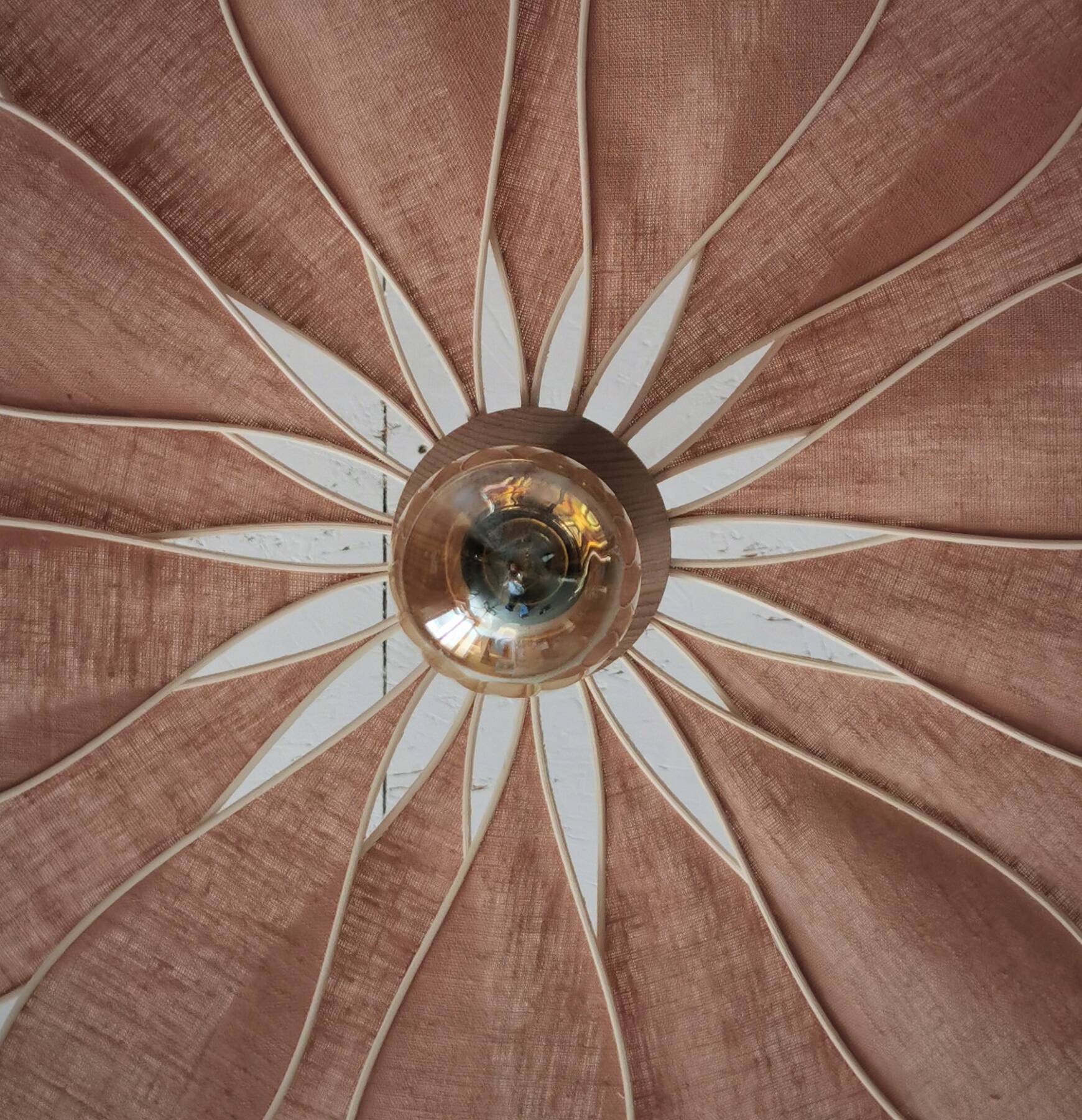 18-petal flower suspension in rattan and nude linen