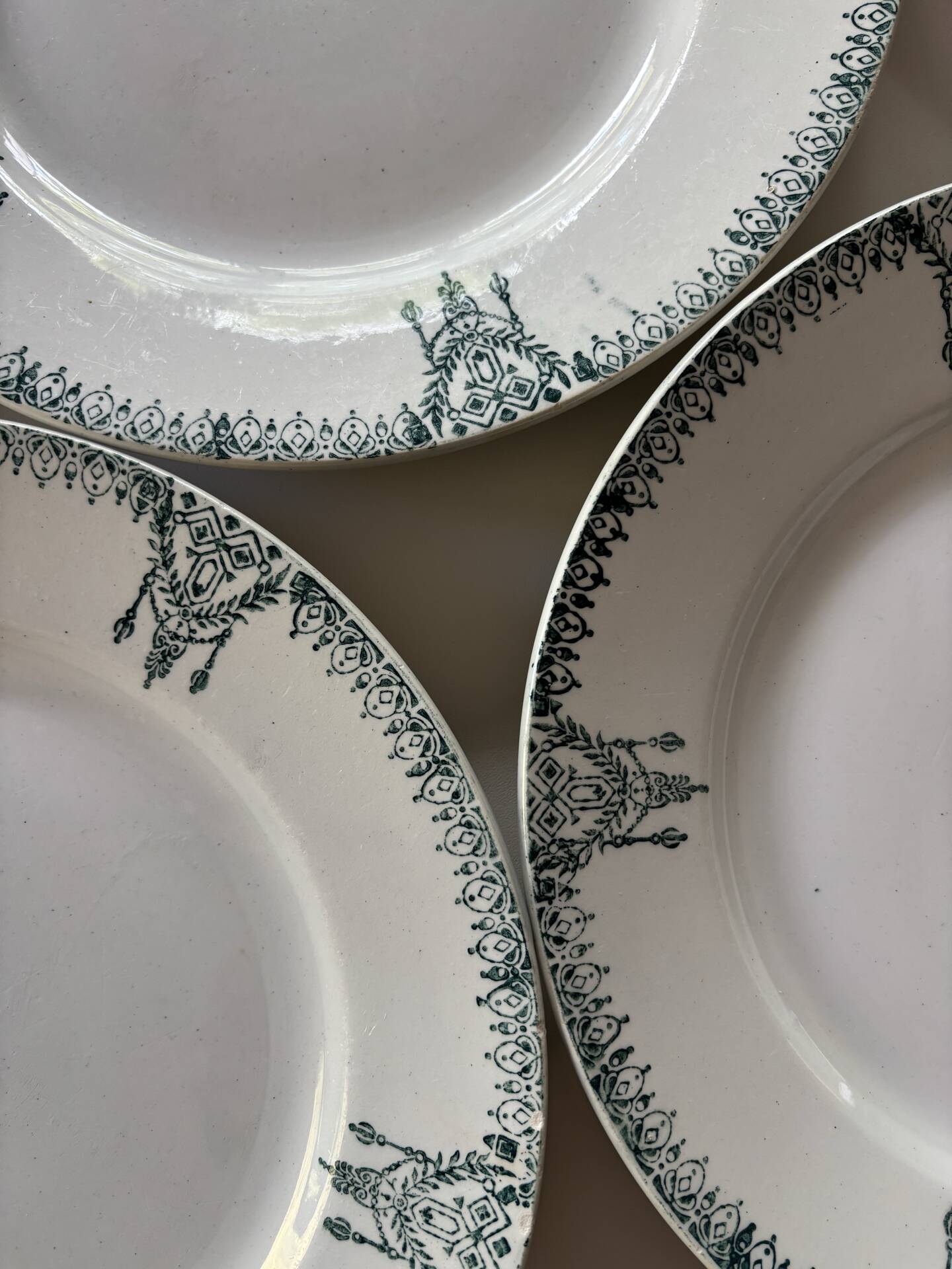 Assiettes plates en faïence ancienne St Amand