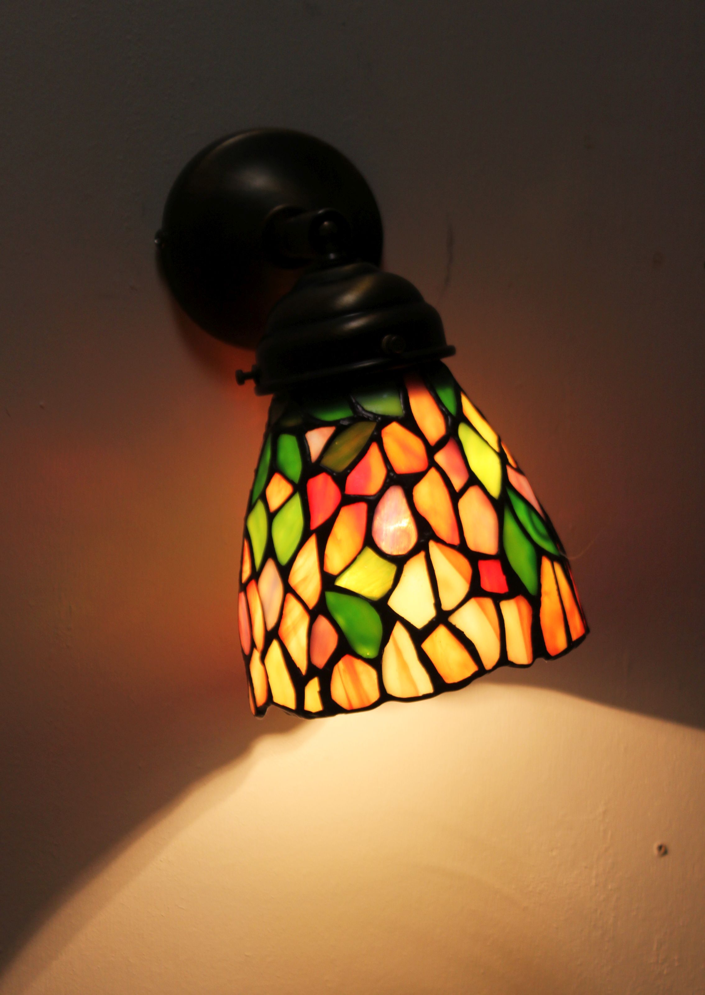 Applique Tiffany, vitrail et étain