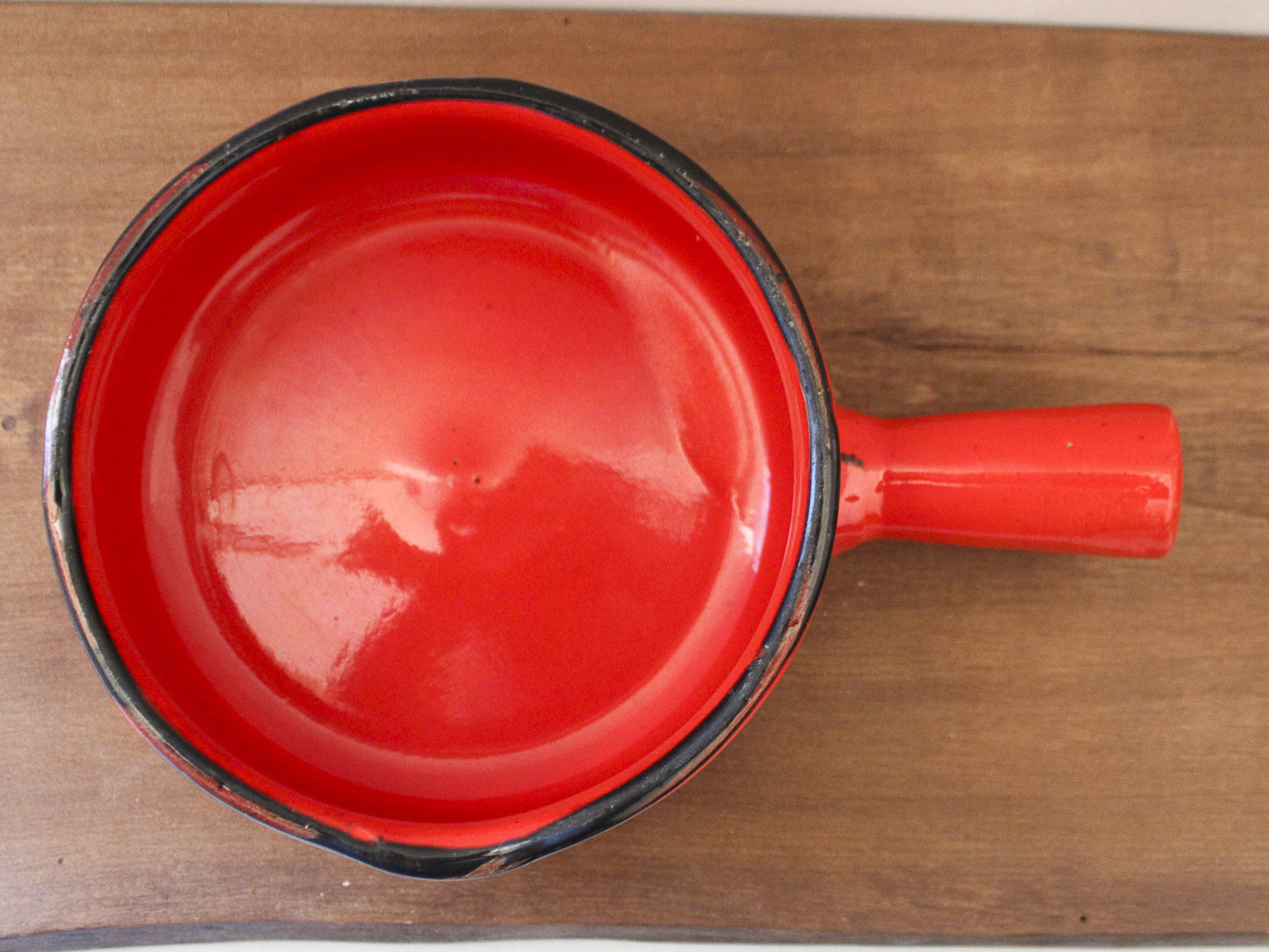 Vintage poelon in bright red glazed ceramic
