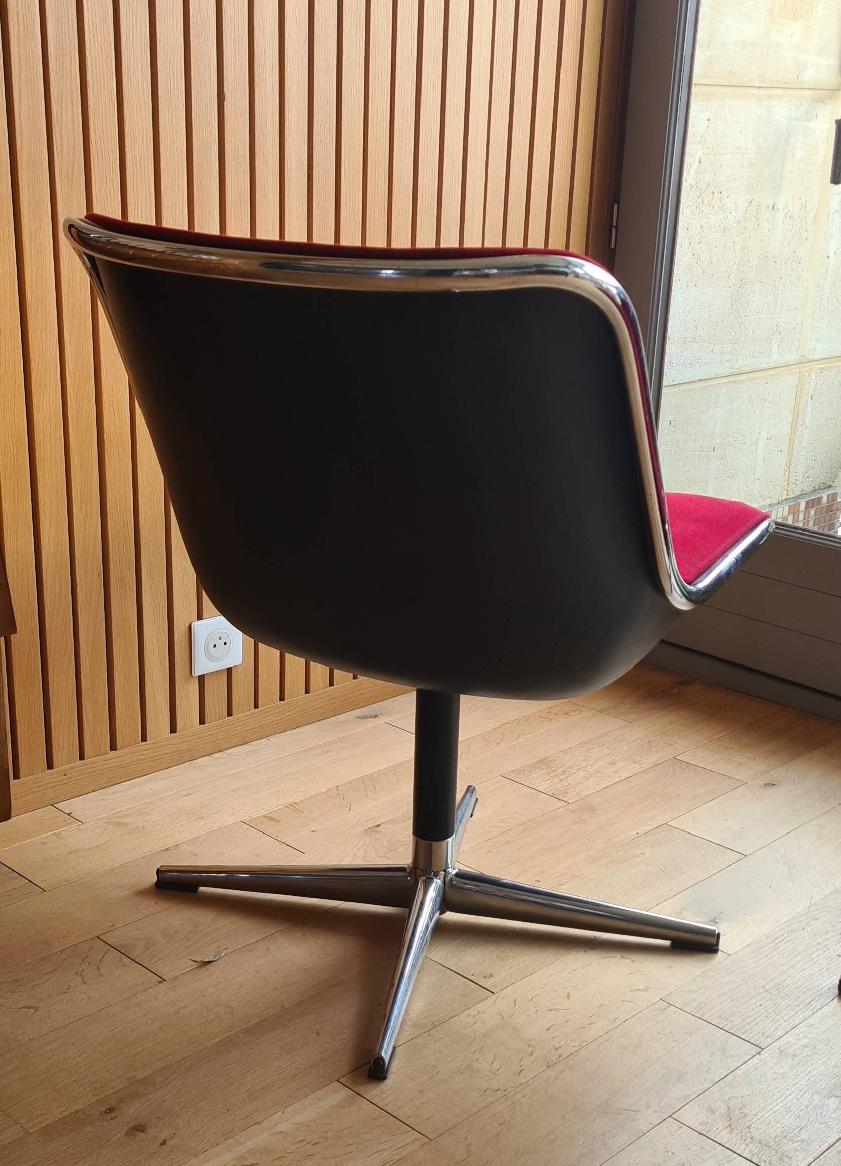 "Executive chair" armchair by Charles Pollock published by Knoll