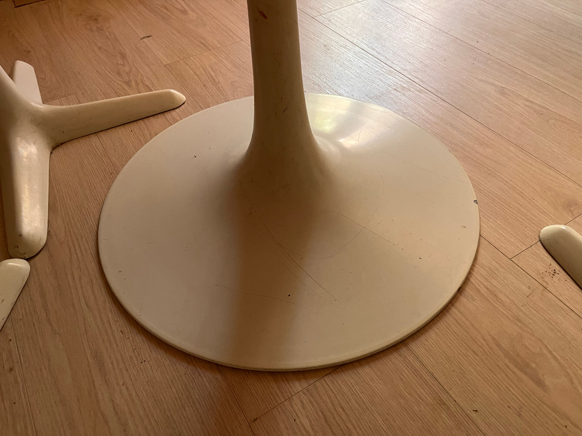 Tulipe Arkana table by Knoll and its 4 chairs