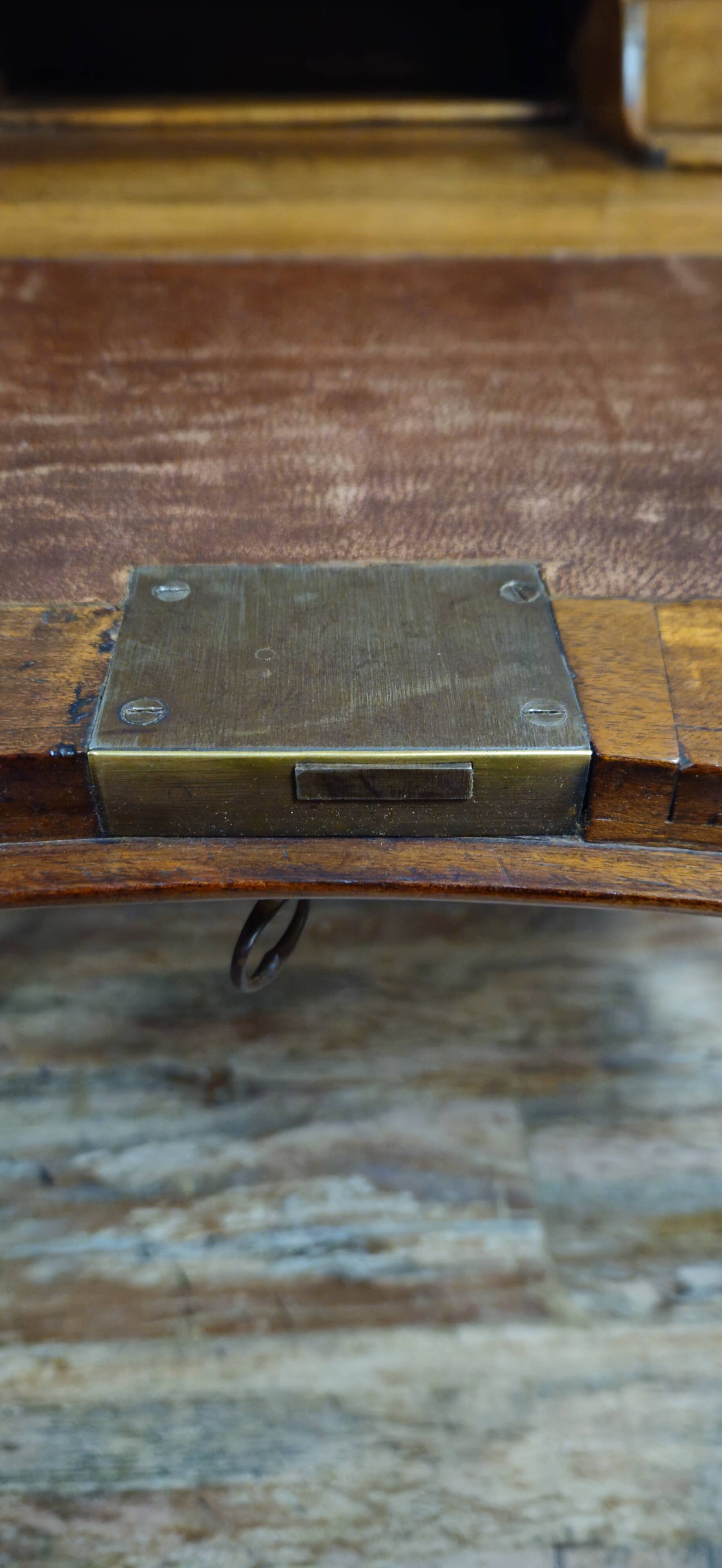 Bureau de pente - commode-scriban galbé en noyer et marquéterie – ép. LXV