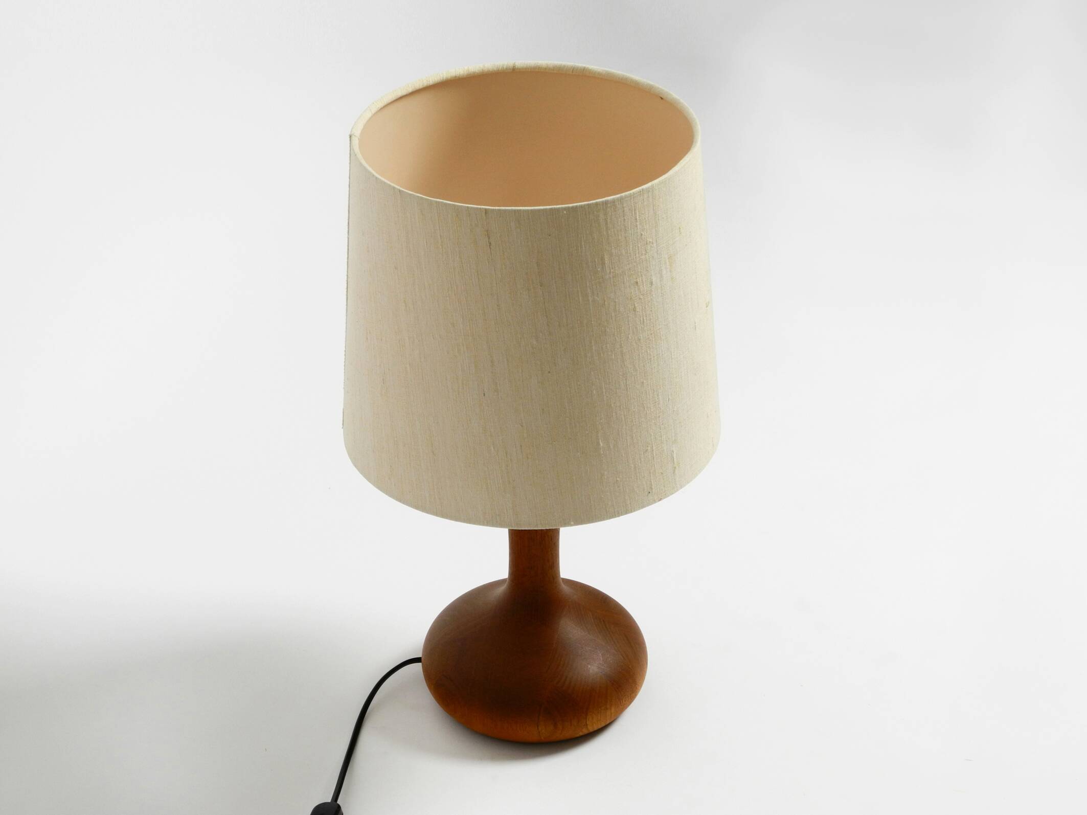 Beautiful minimalist 80s DOMUS teak table lamp with original wild silk fabr