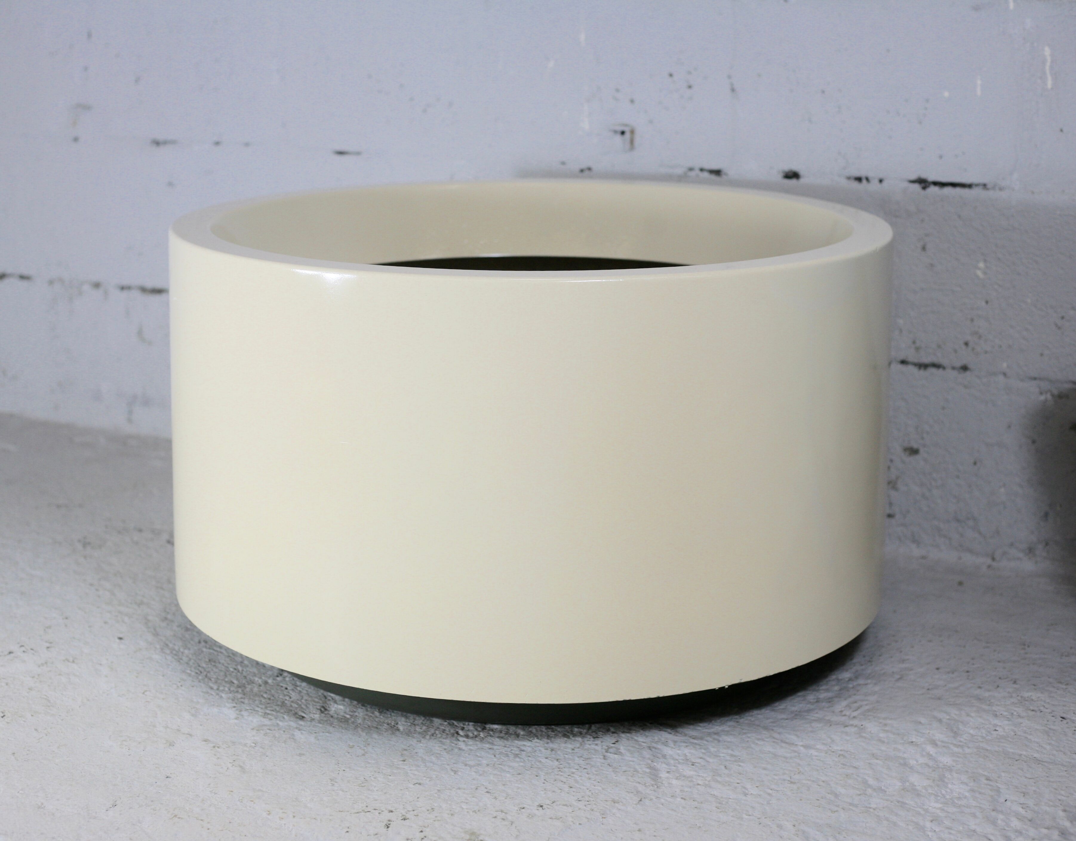 Important cylindrical planter in cream lacquered fiberglass, circa 1970
