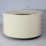 Important cylindrical planter in cream lacquered fiberglass, circa 1970