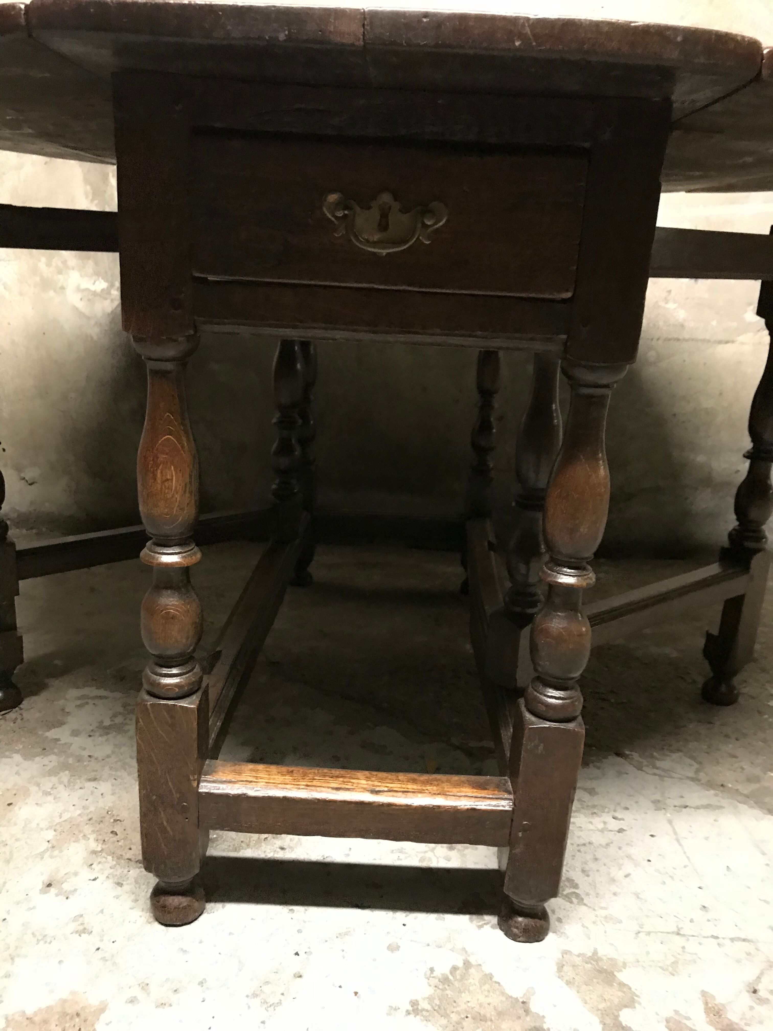 Vineyard Gateleg oak end XVIII-tiered table