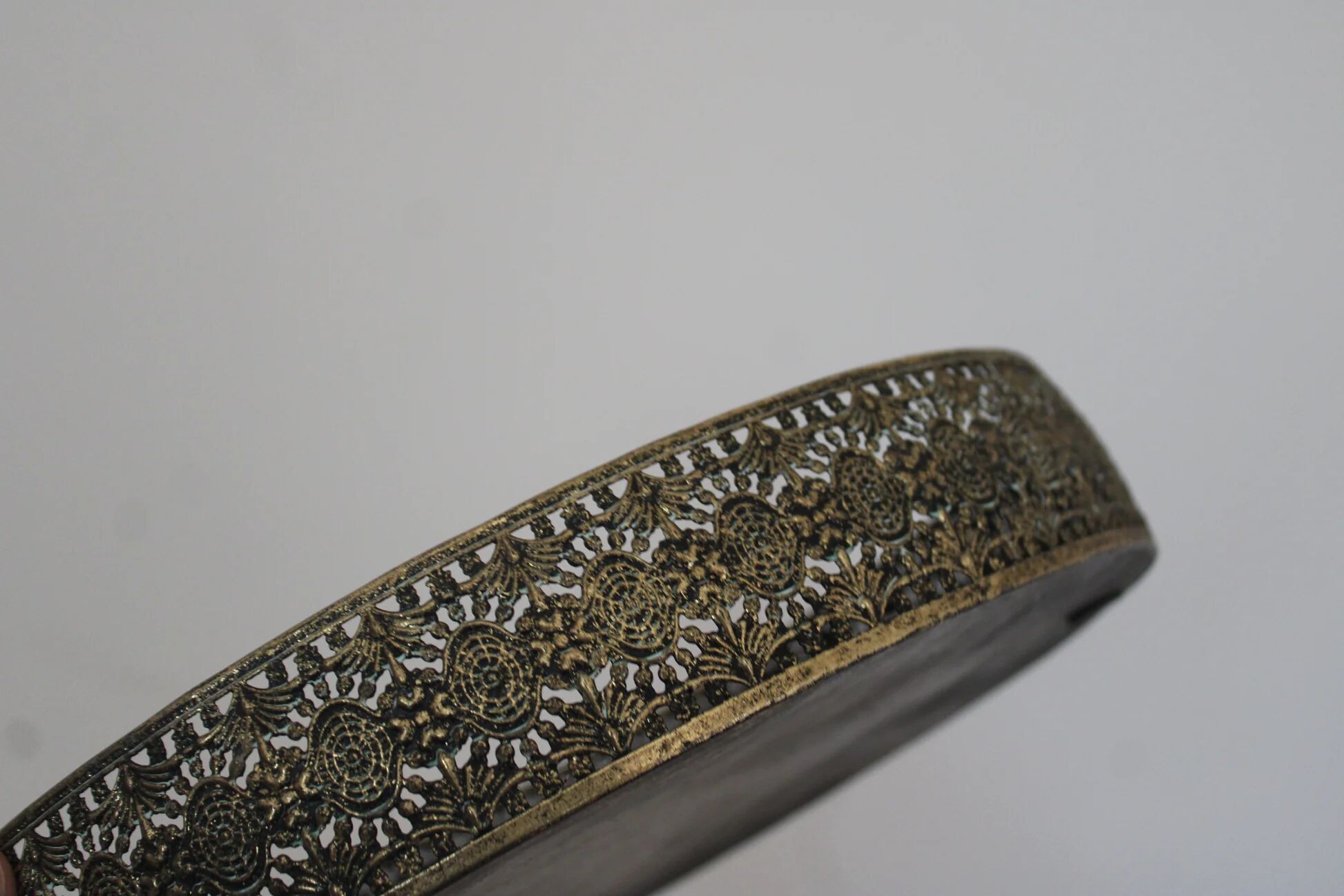 Round metal plate in patinated gold with an openwork border – D30 cm