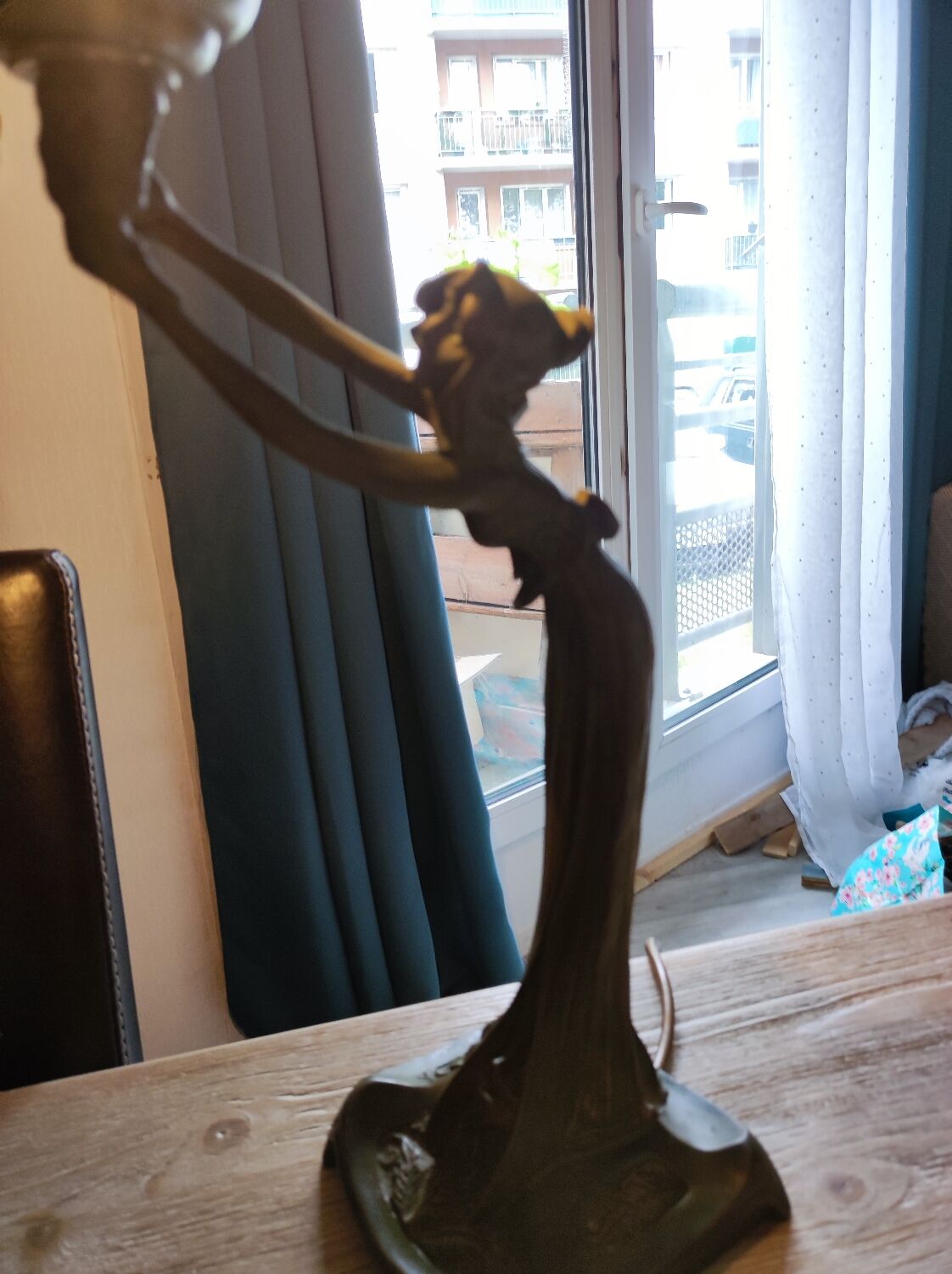Women's statuette lamp