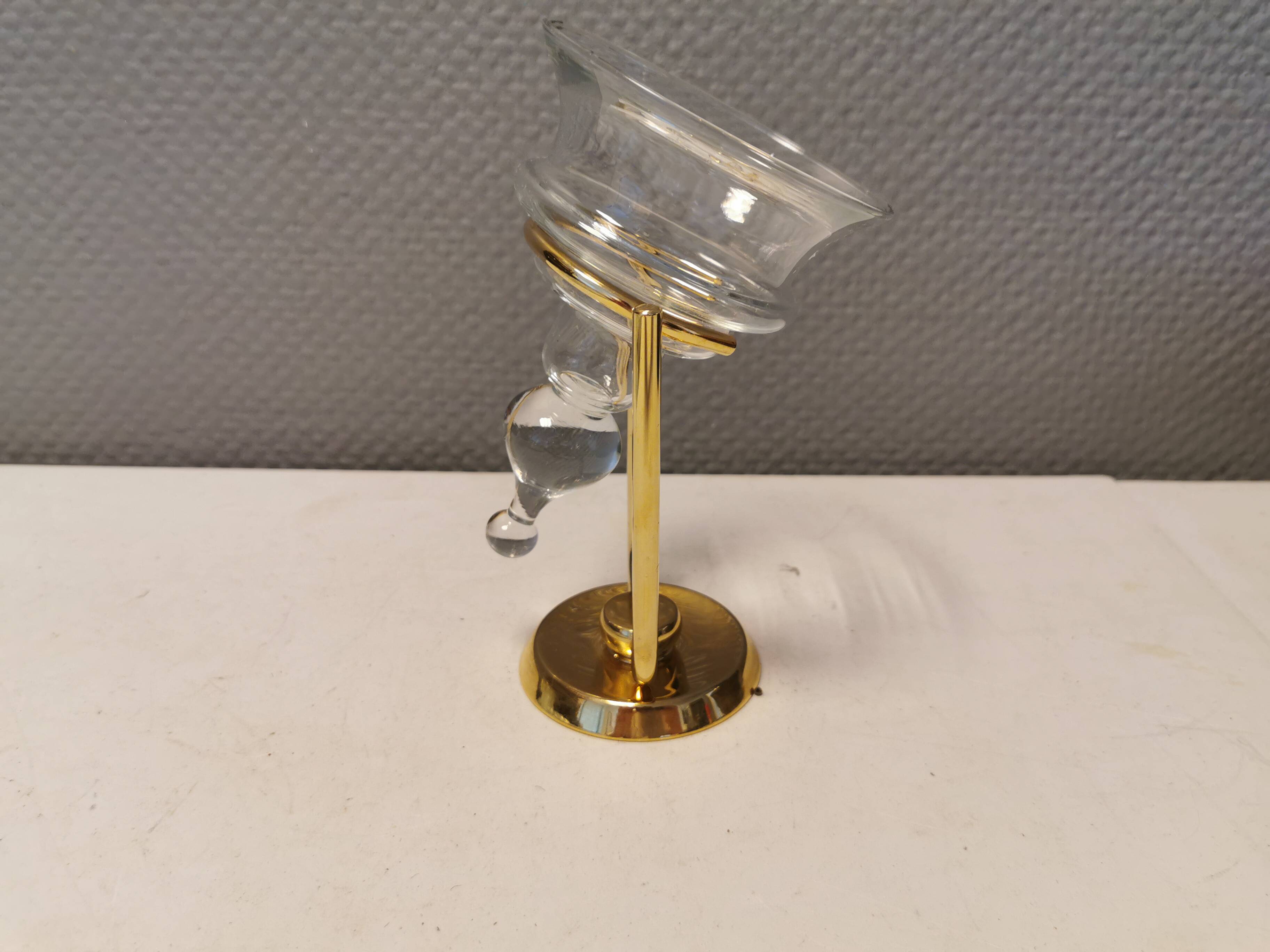 Bougeoir mural en métal plaqué or 24 carats et verre. par le danois altecco