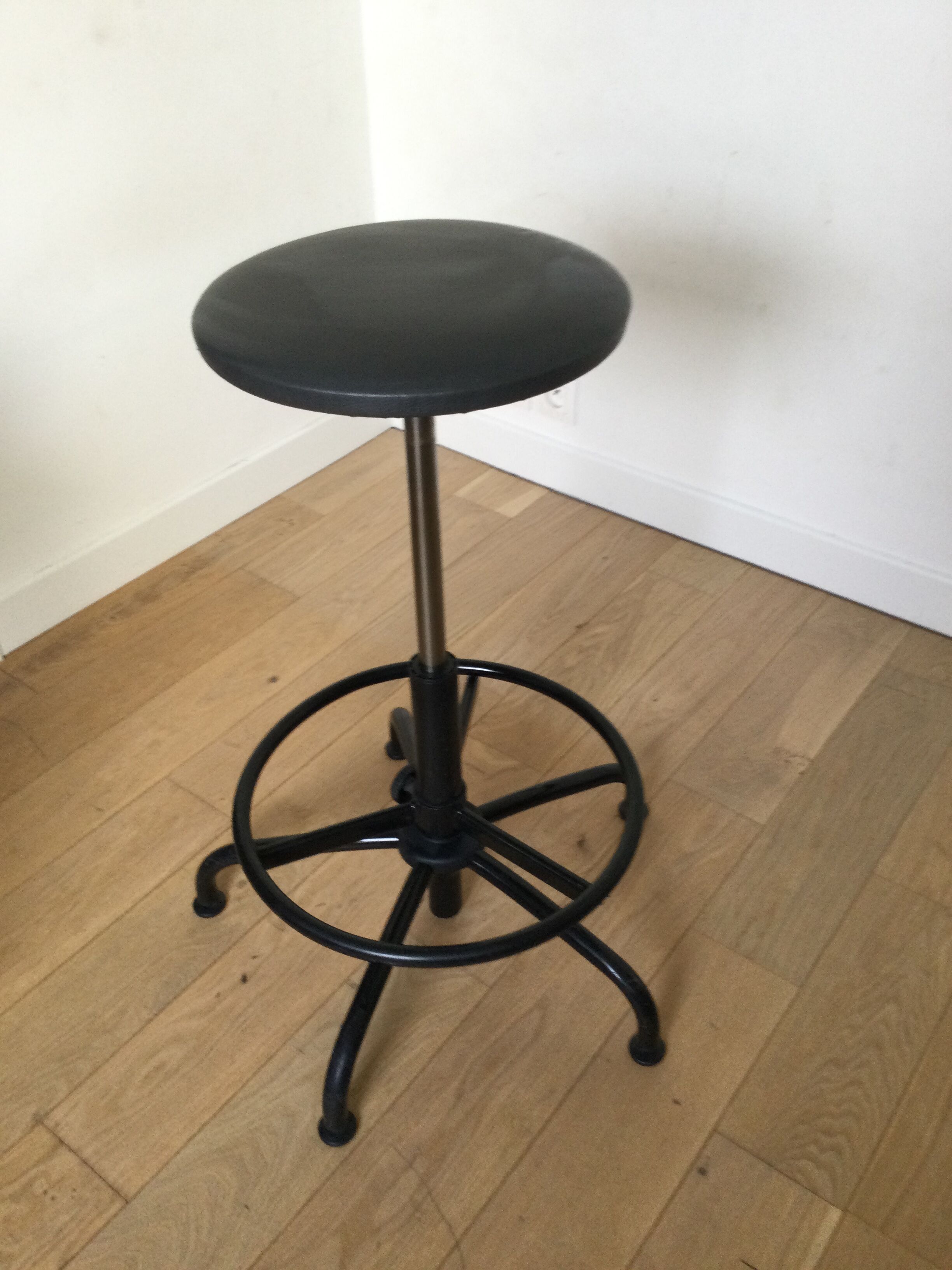 Adjustable and swivelling vintage industrial stool