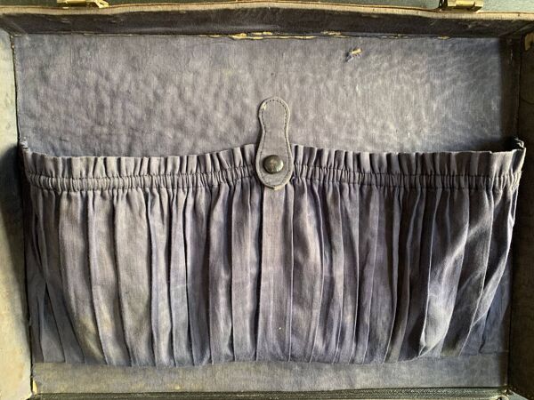 Valise de voyage en cuir grainé noir, années 1920