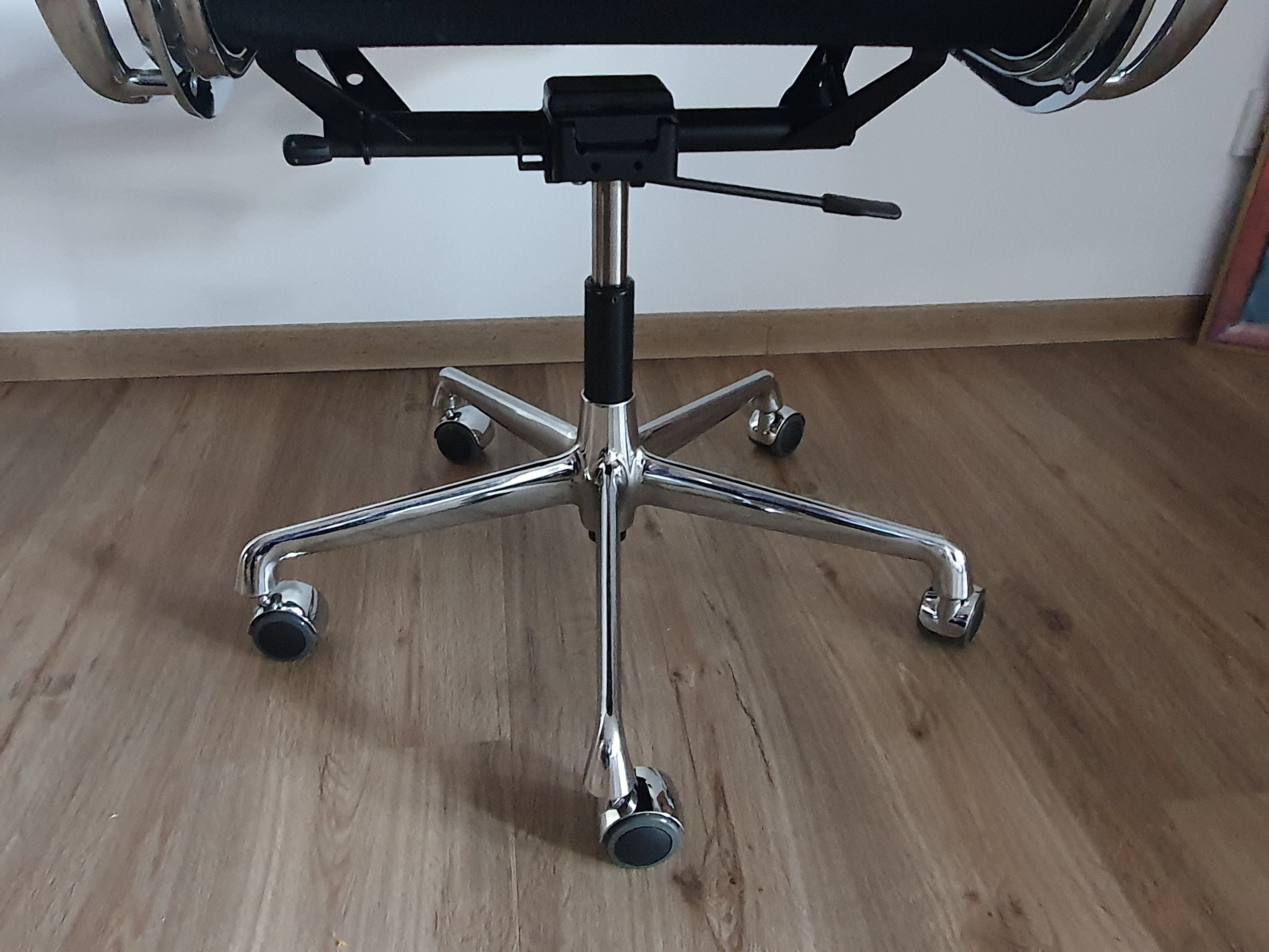 EA 117 Office chairs by Charles & Ray Eames for Vitra