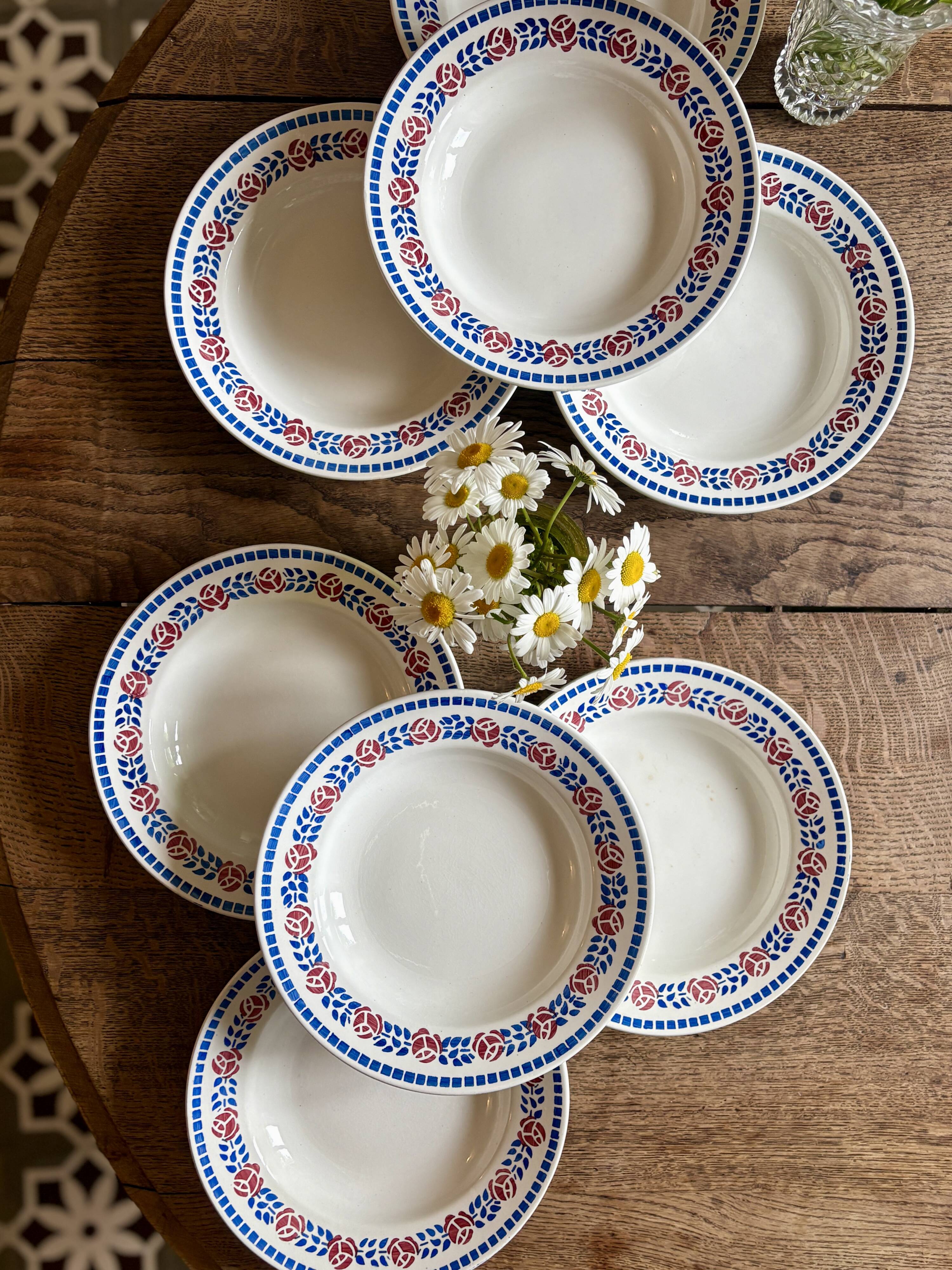 Set of 8 vintage deep plates