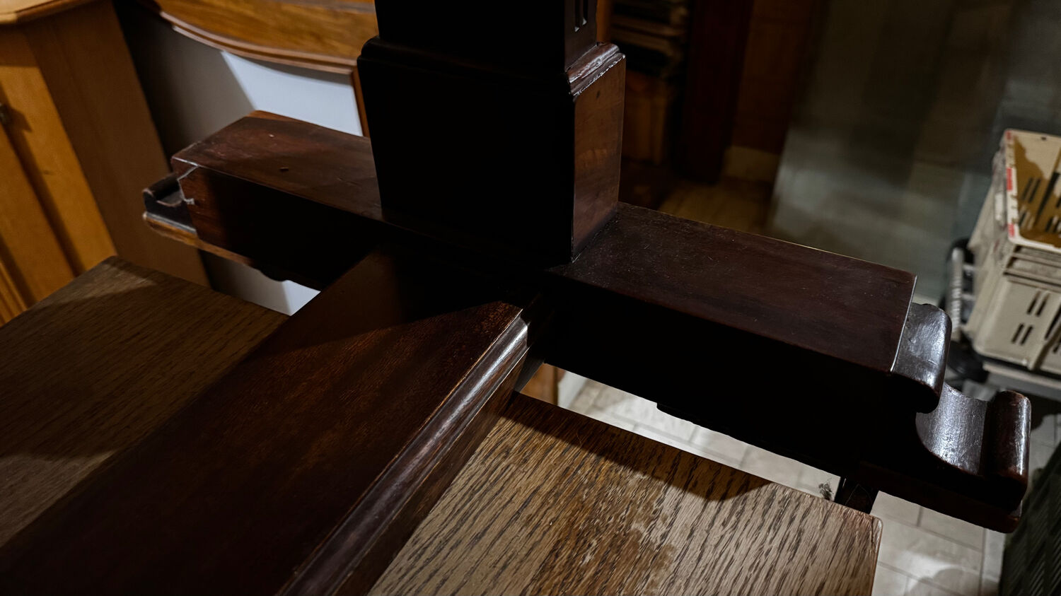 Mahogany and leather coffee table from the 19th century.