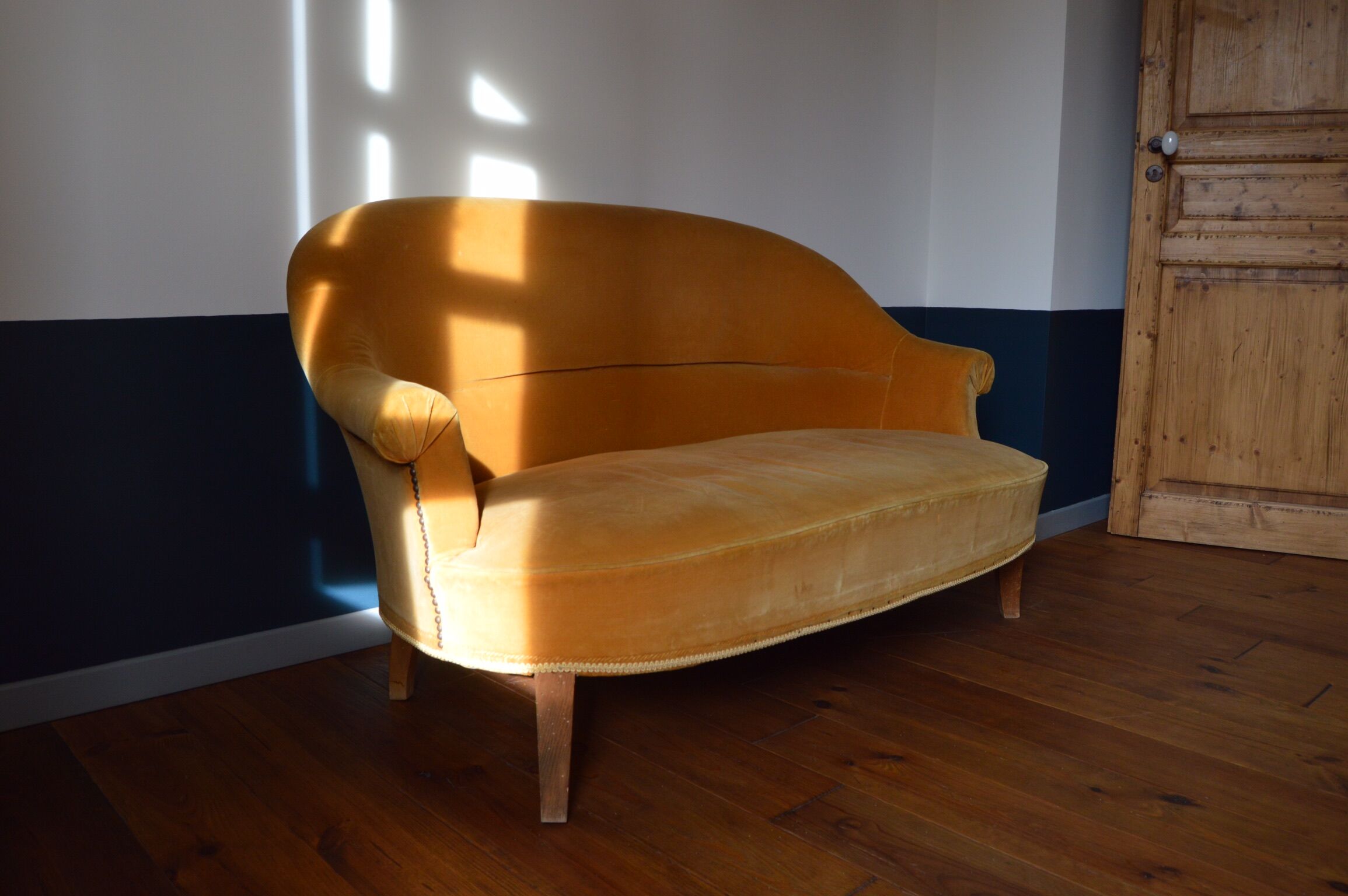 Sofa velvet seat vintage