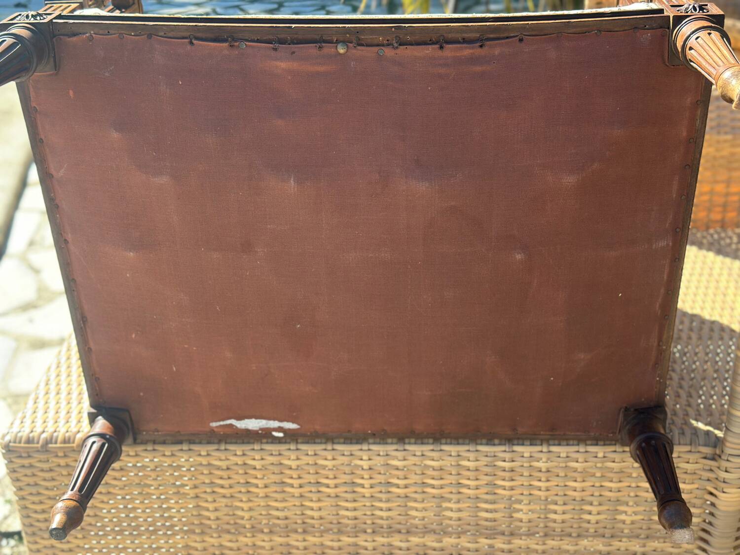 Low armchair in finely carved wood in the Louis XVI style from the 19th century