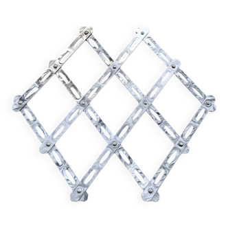 Accordion metal trivet