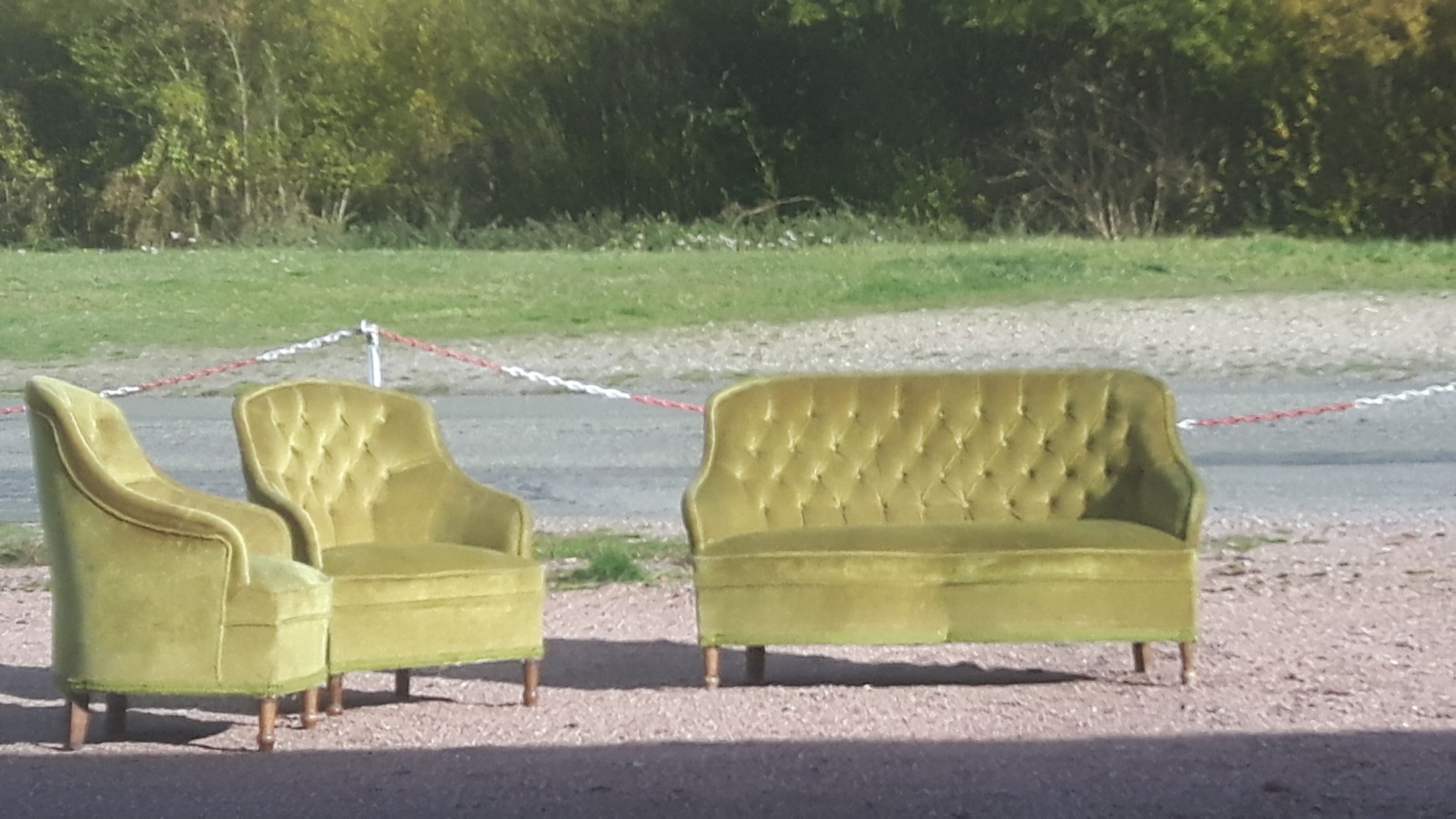 Toad green velvet lounge