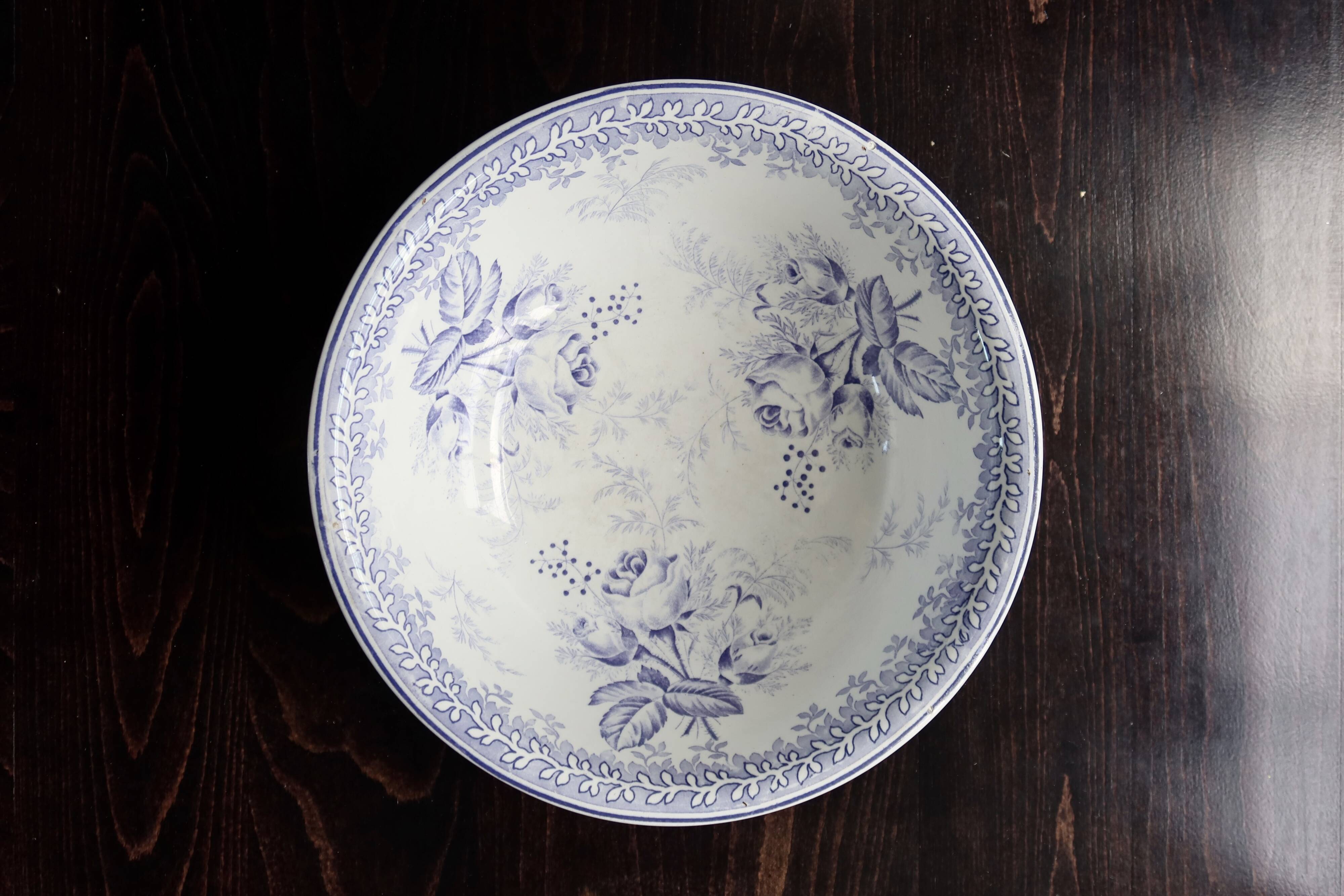 Old basin in white and purple earthenware - Floral decoration