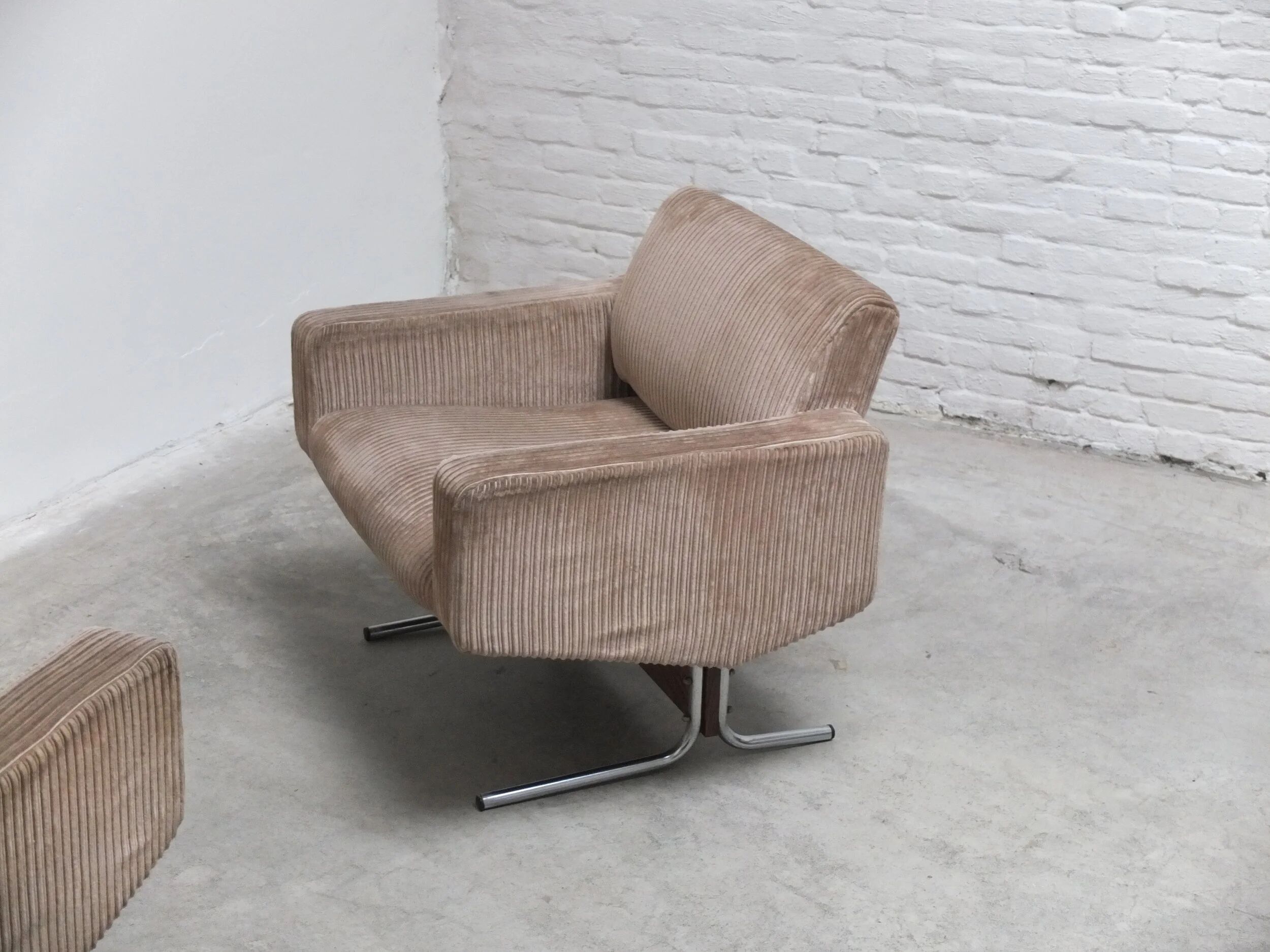 Pair of 'Caracas' lounge chairs by Pierre Guariche for Meurop, 1967