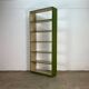 Hoge boekenkast.