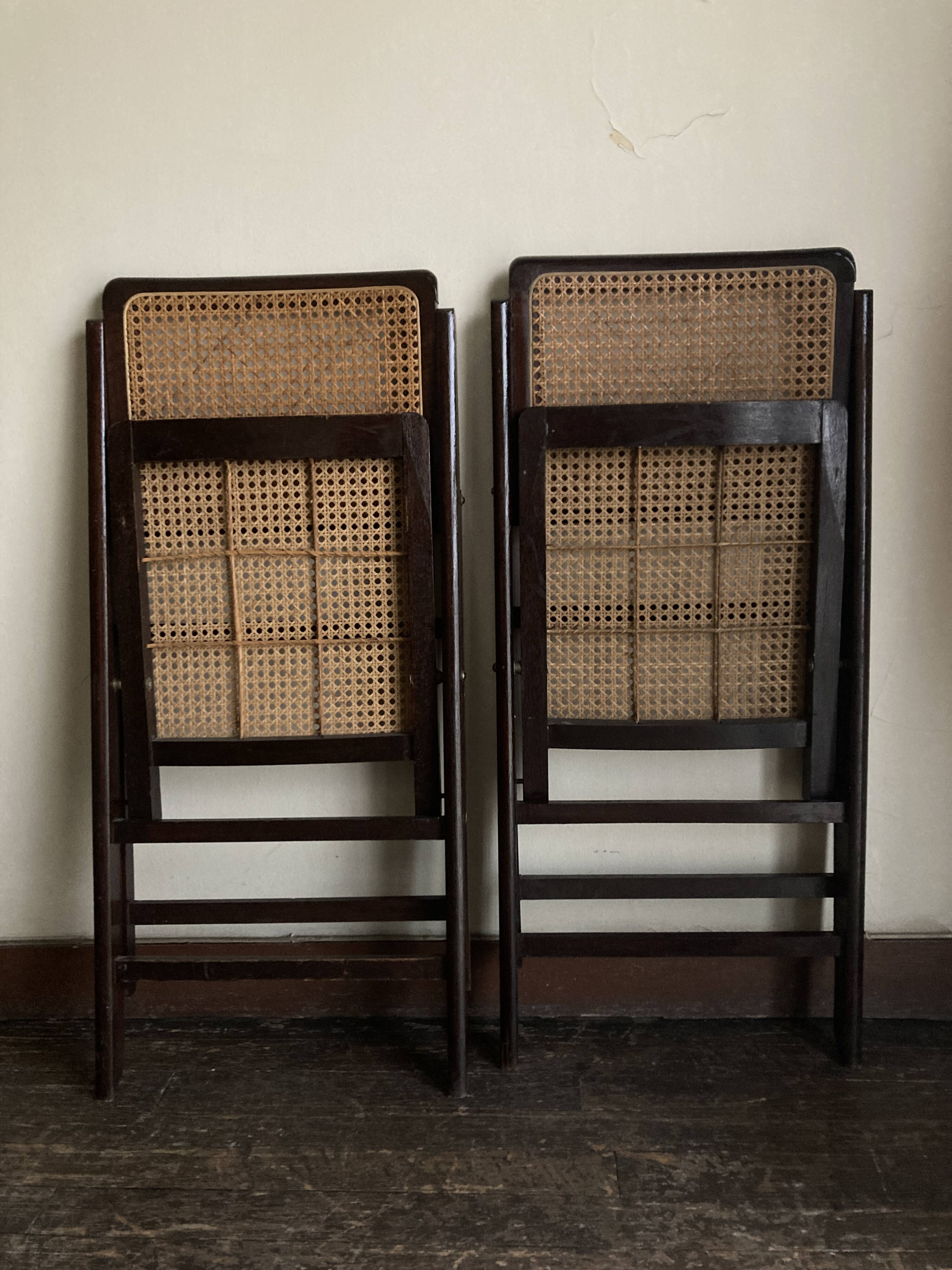 Paire de chaises pliantes cannées 1960