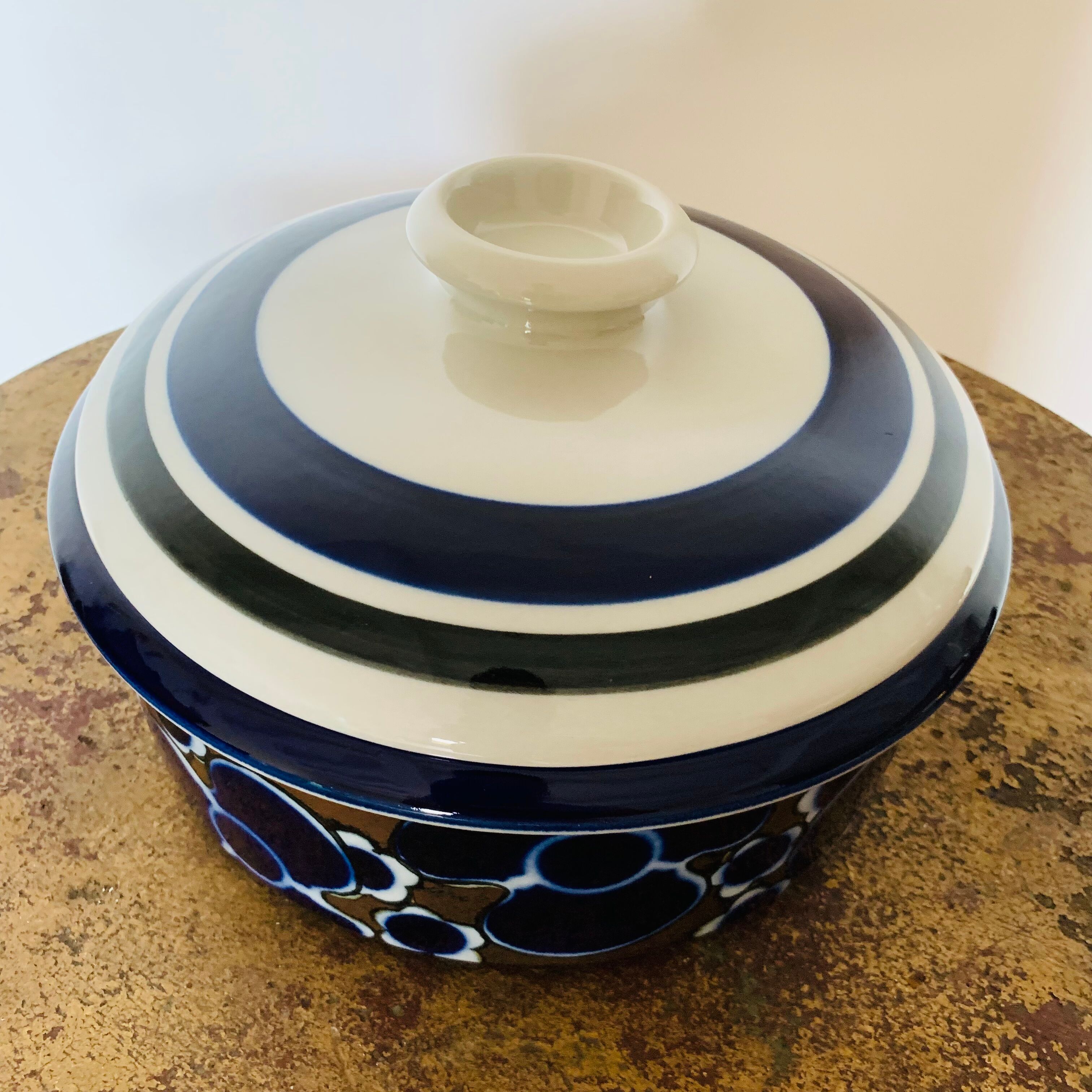 Bowl with lid, Saara model, by Anya Jaatinen Winqvist for Arabia
