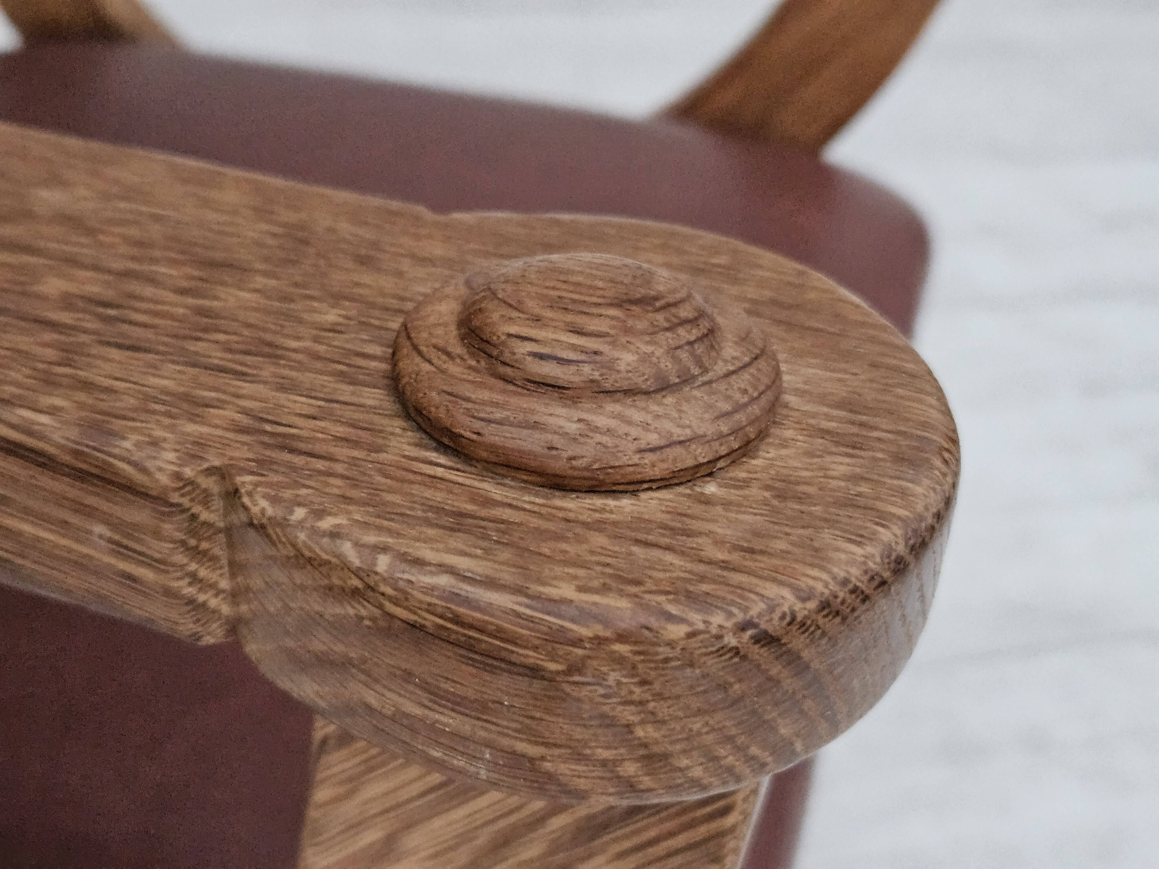 Années 1950, design danois, fauteuil retapissé, cuir marron naturel, bois de chêne.