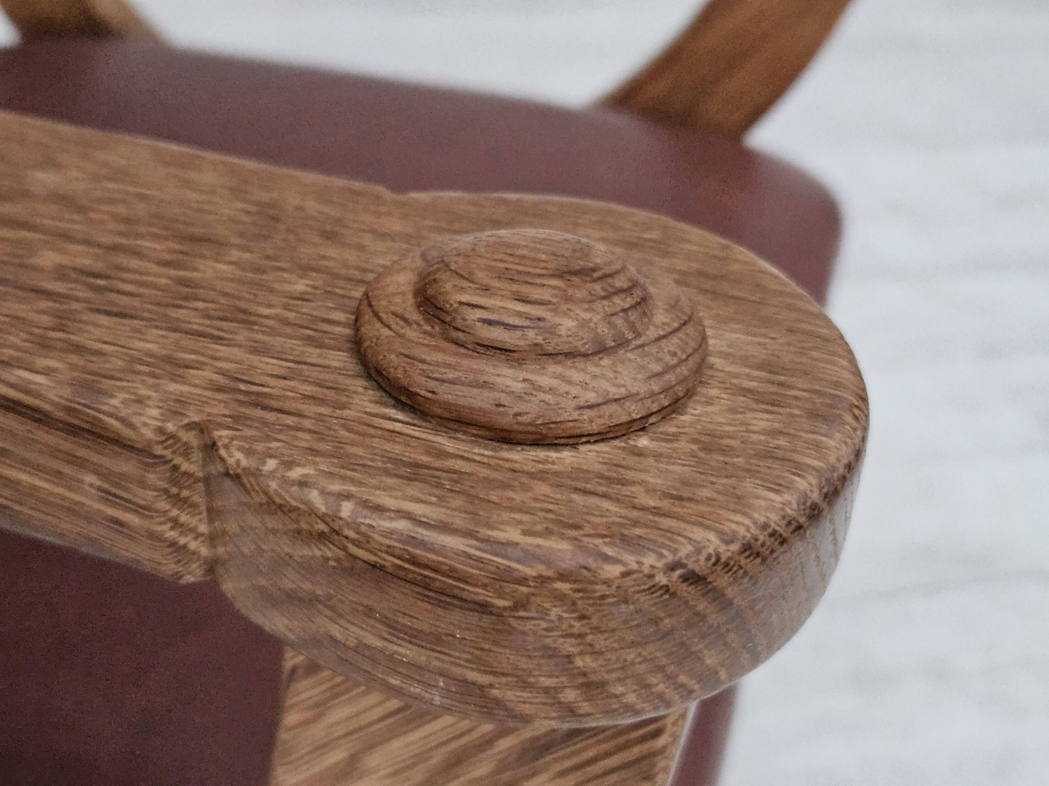 Années 1950, design danois, fauteuil retapissé, cuir marron naturel, bois de chêne.