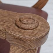 Années 1950, design danois, fauteuil retapissé, cuir marron naturel, bois de chêne.