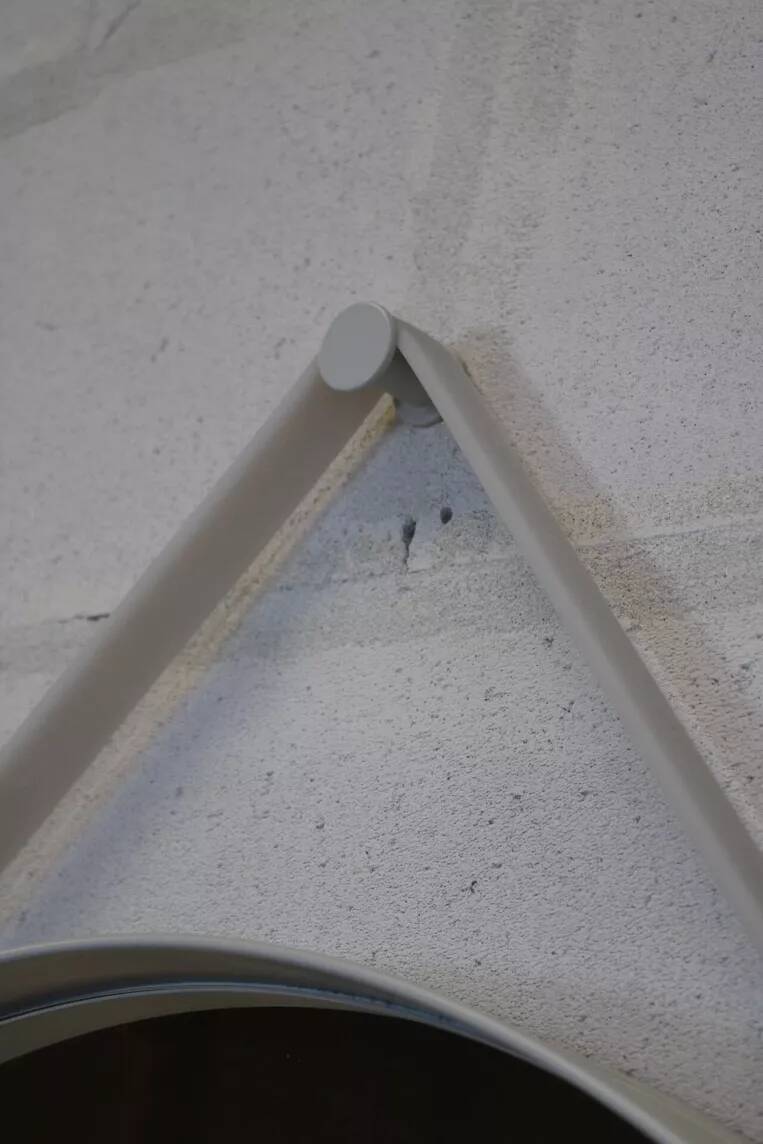 Miroir HAY Ø70 cm à sangle, cadre métal mastic, style scandinave minimalist