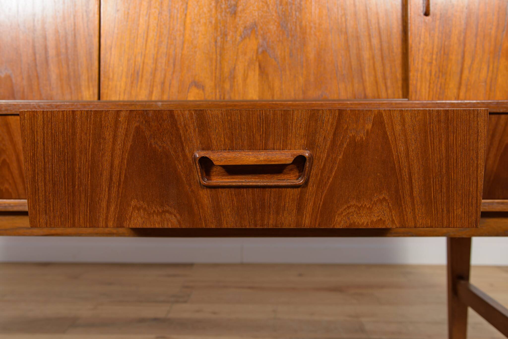 Buffet haut en teck de style moderne du milieu du siècle, fabriqué par Farso Mobelfabrik, Danemark.