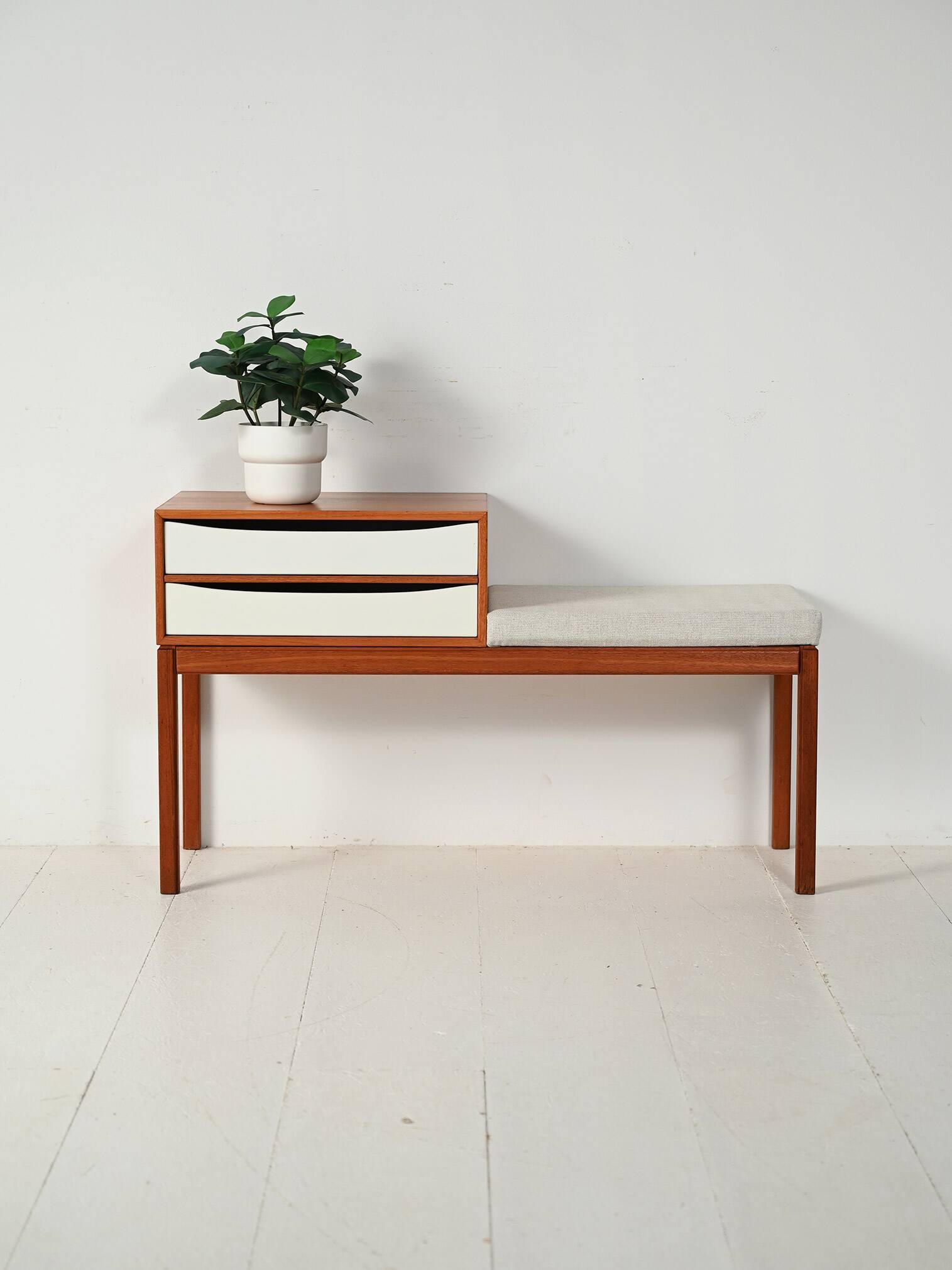 Fauteuil « Gossip », siège scandinave en teck avec tiroirs laqués blancs, années 1950/6