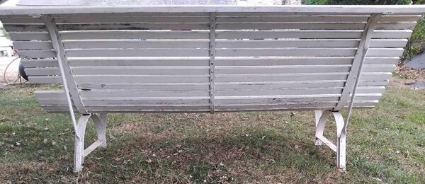 Ancien banc de jardin avec pieds en métal et lattes en bois