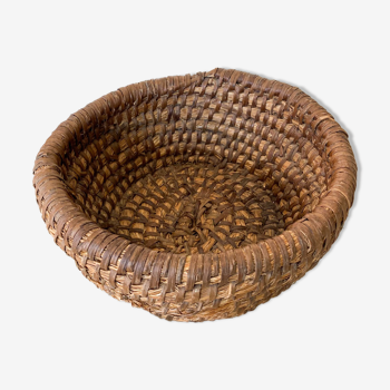 Old bread pan, in woven straw